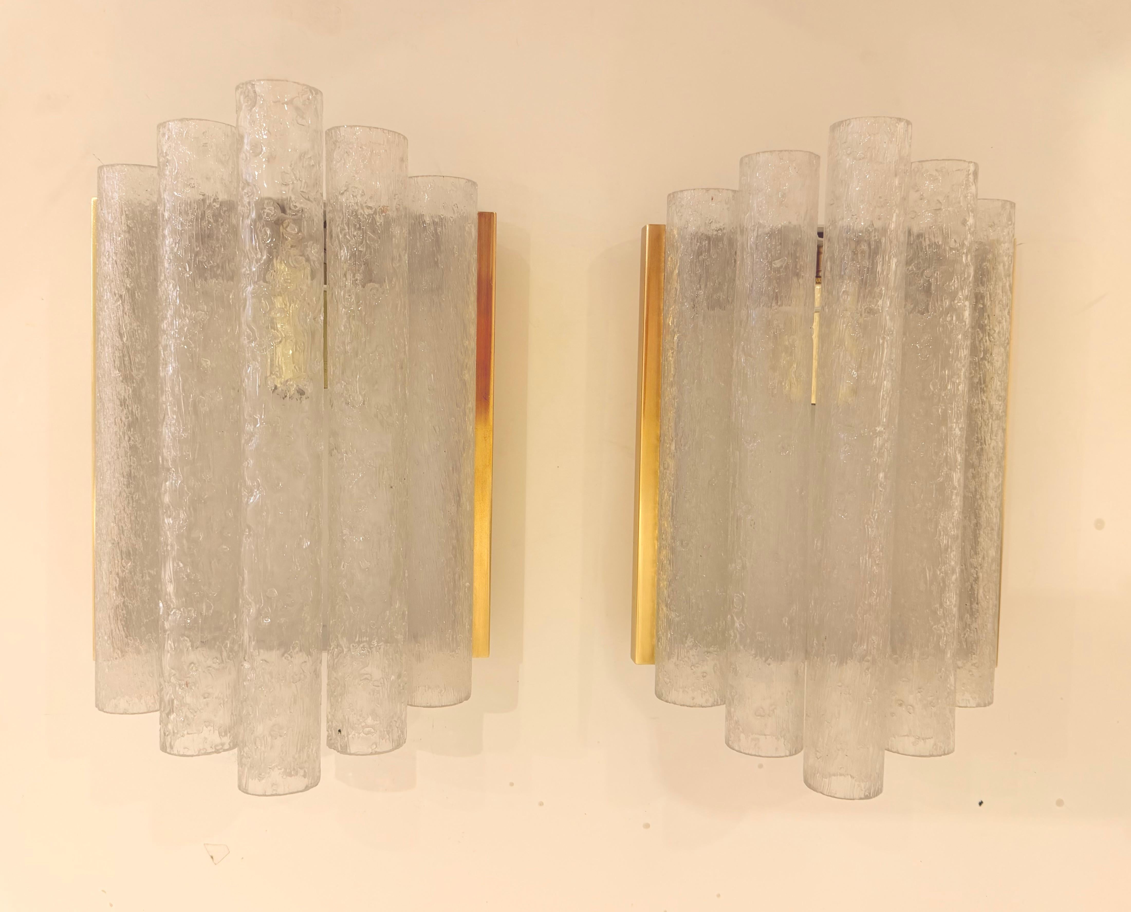 Coppia di lampade da parete Doria in vetro del 1960, metà del secolo scorso In condizioni ottime in vendita a New York, NY