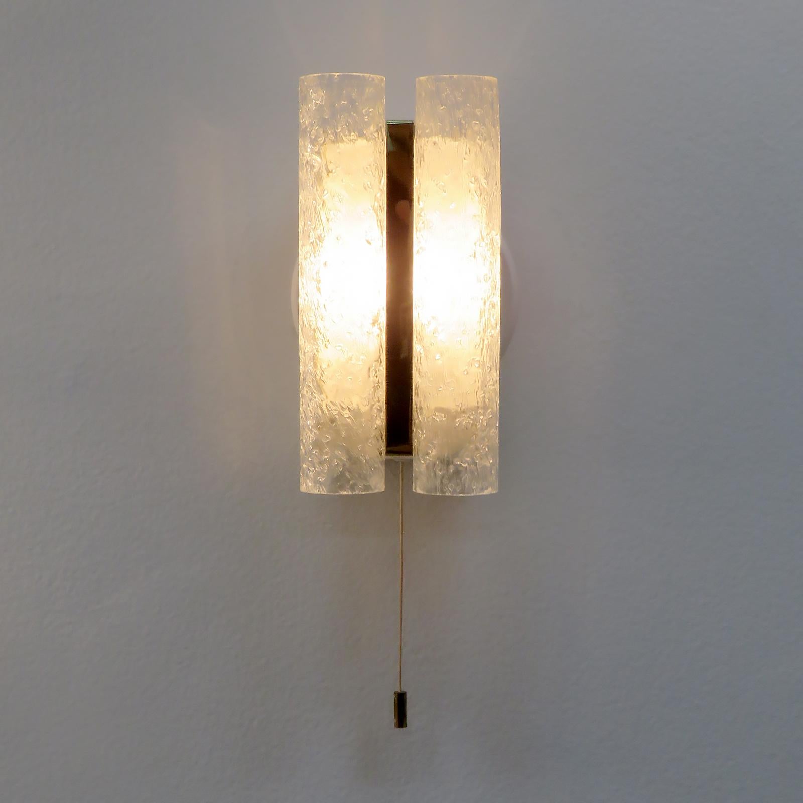 Ottone Coppia di lampade da parete Doria, 1960 in vendita