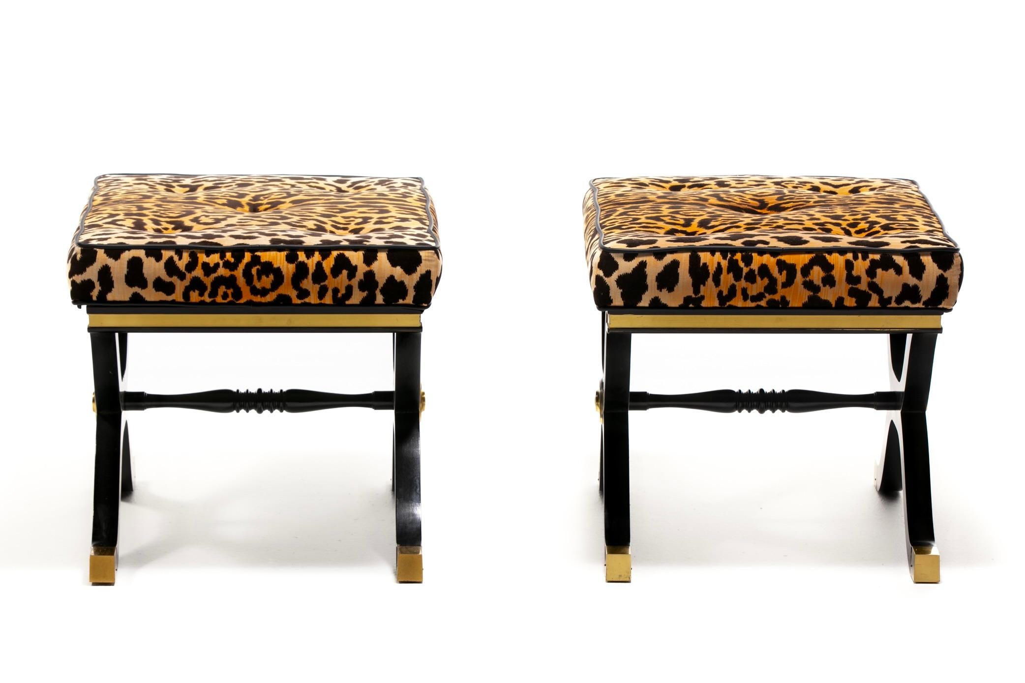 Américain Paire de tabourets / bancs Dorothy Draper España X en velours léopard, vers 1955 en vente