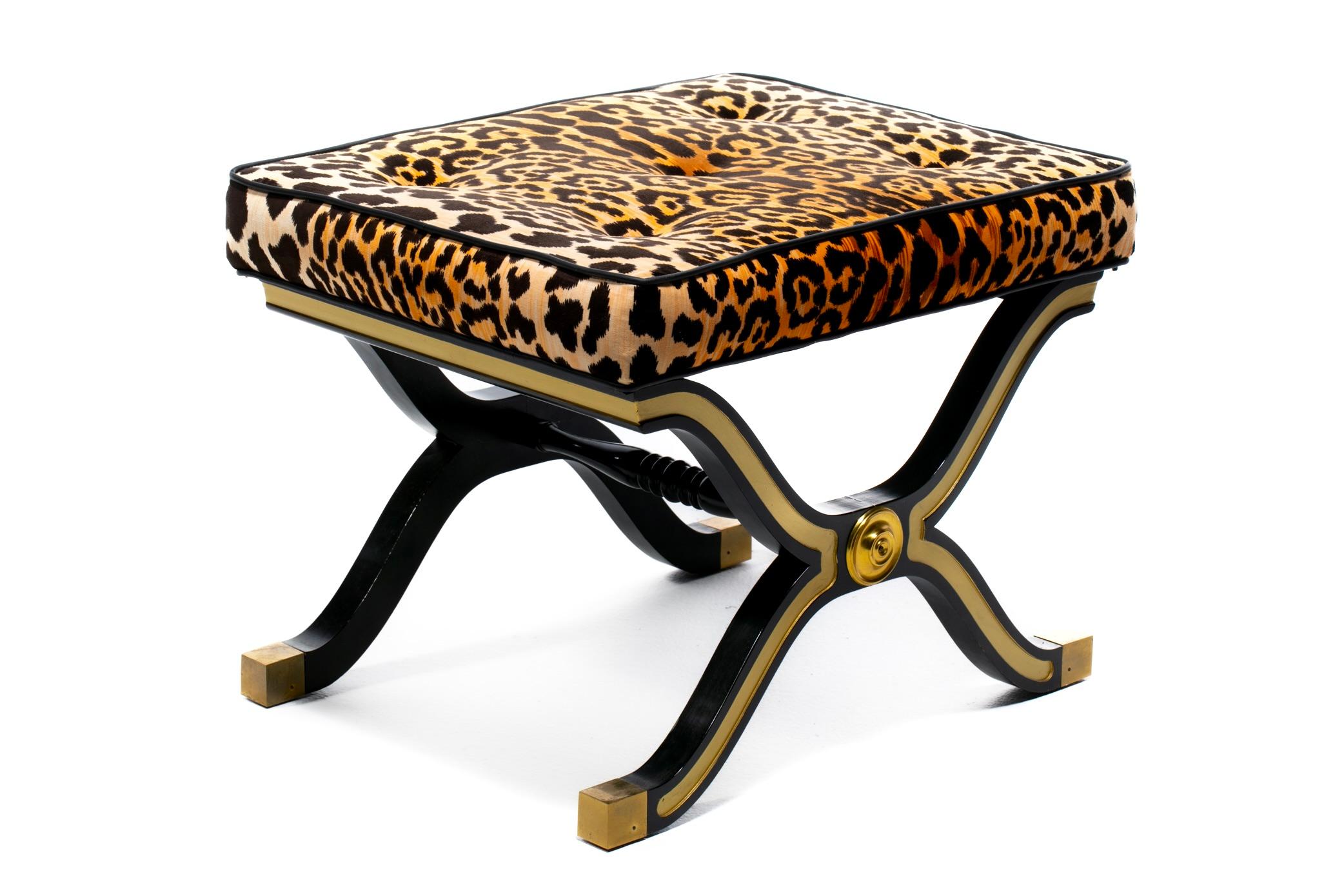 Milieu du XXe siècle Paire de tabourets / bancs Dorothy Draper España X en velours léopard, vers 1955 en vente