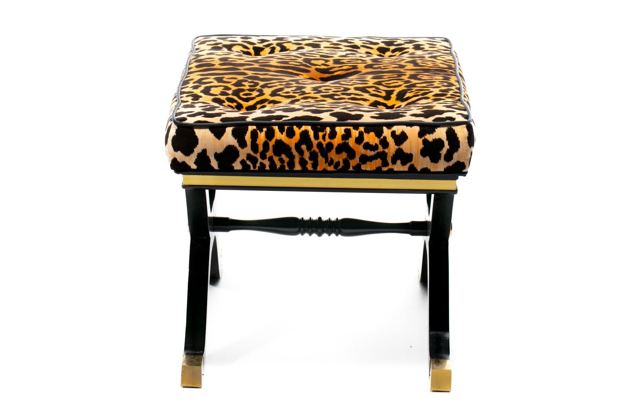 Laque Paire de tabourets / bancs Dorothy Draper España X en velours léopard, vers 1955 en vente