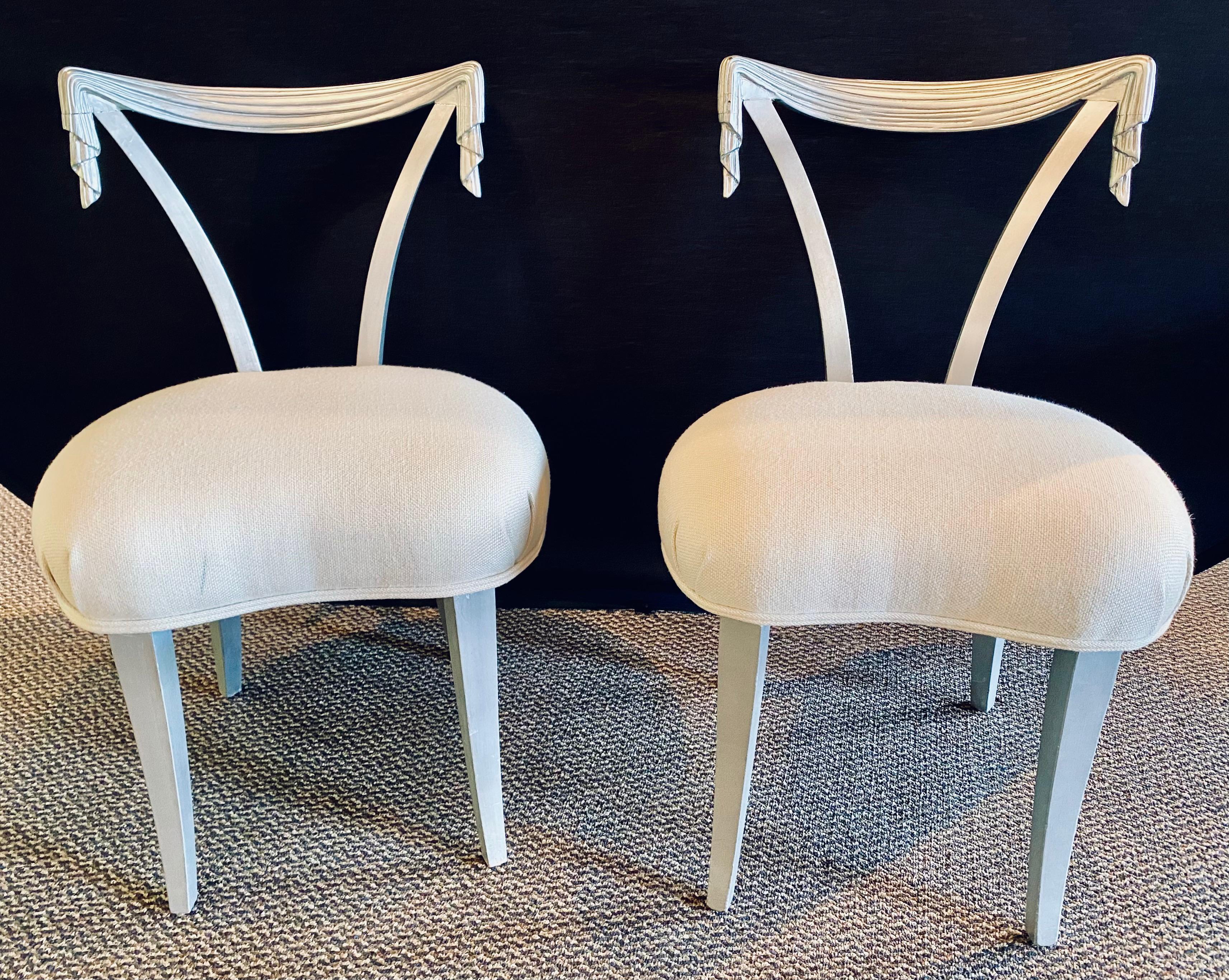 Ein Paar silbern lackierte Grosfeld House Draper Stühle. Jedes in einer schönen überzogenen Ausführung mit drapierten Rückenlehnen. Mid-Century Modern mit cremefarbener gewebter Polsterung. 

hEH.