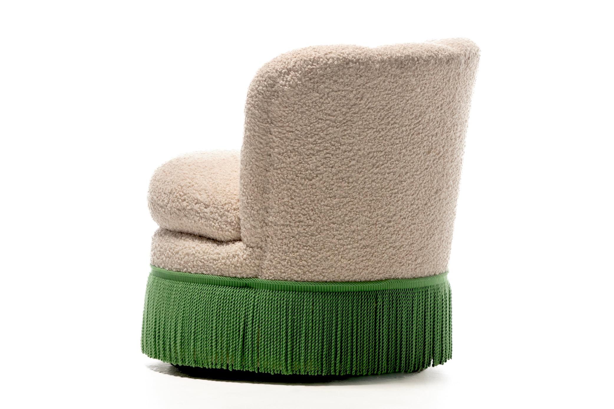 Paire de chaises pivotantes à franges festonnées de style Hollywood Regency Dorothy Draper en vente 5