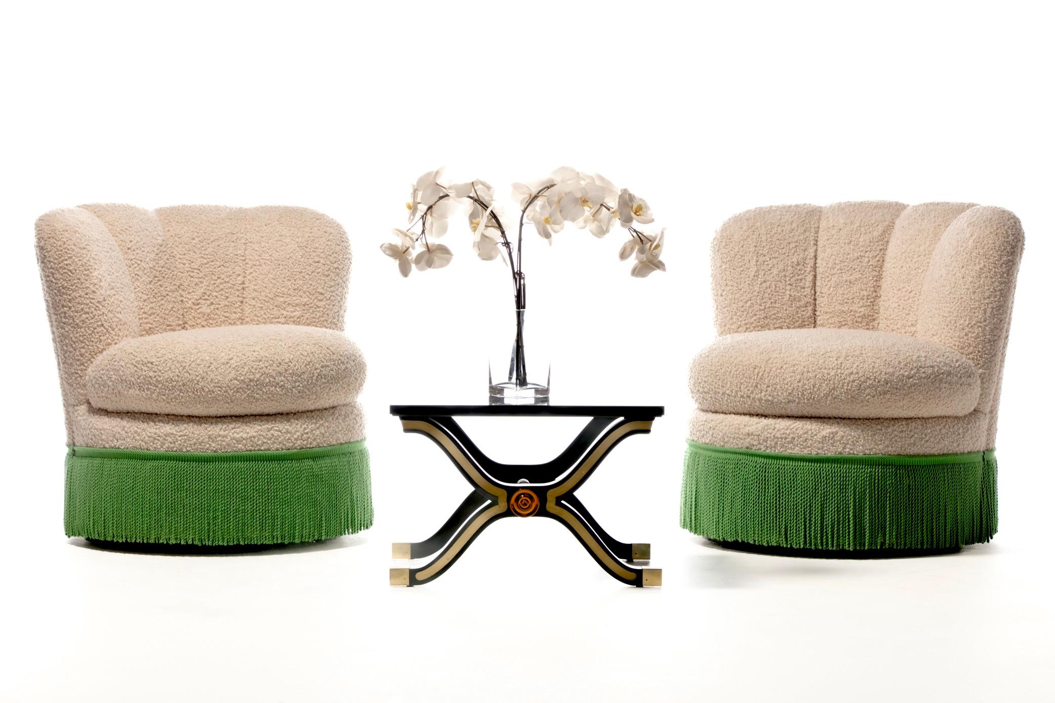 Le style Hollywood Regency est synonyme de joie de vivre et de silhouettes glamour et luxueuses. Cette paire de fauteuils pivotants à franges vertes cannelées de pétoncle incarne tout cela. Une véritable Dorothy Draper dans le style et l'esprit -