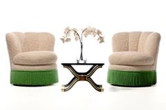 Pareja de sillas giratorias con flecos festoneados estilo Regencia de Hollywood de Dorothy Draper