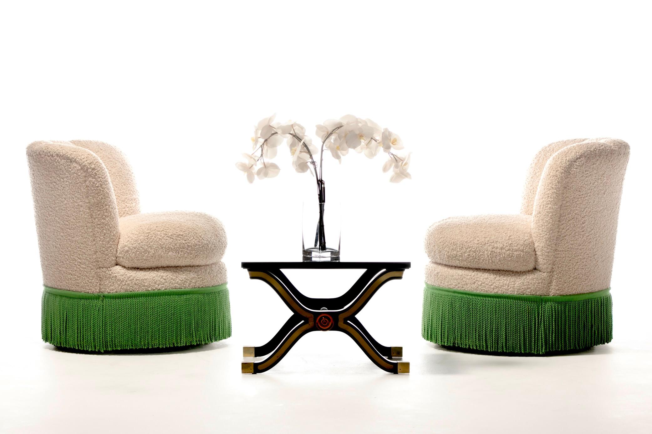 Américain Paire de chaises pivotantes à franges festonnées de style Hollywood Regency Dorothy Draper en vente