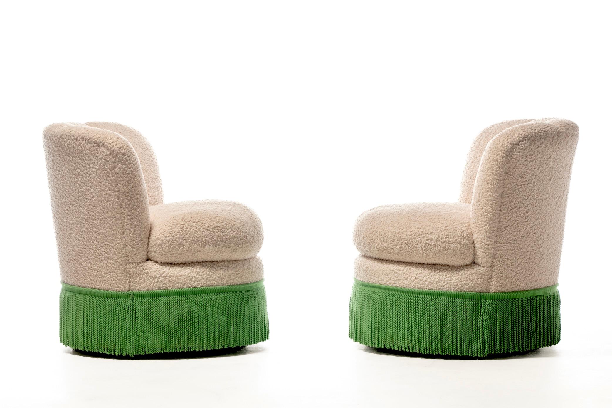Paire de chaises pivotantes à franges festonnées de style Hollywood Regency Dorothy Draper Bon état - En vente à Saint Louis, MO