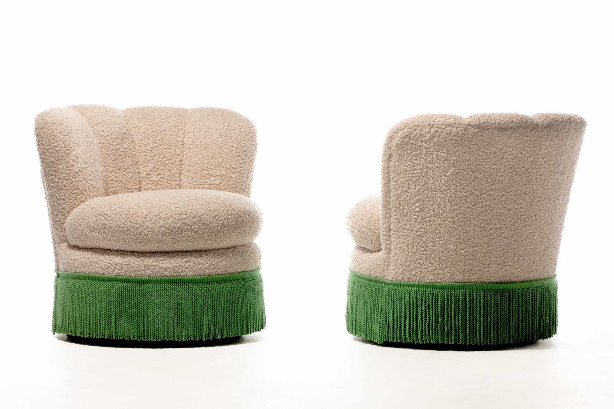 Milieu du XXe siècle Paire de chaises pivotantes à franges festonnées de style Hollywood Regency Dorothy Draper en vente