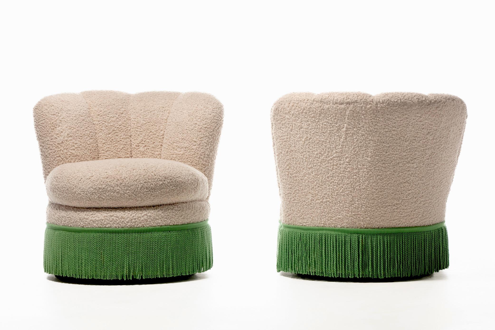 Bouclé Paire de chaises pivotantes à franges festonnées de style Hollywood Regency Dorothy Draper en vente