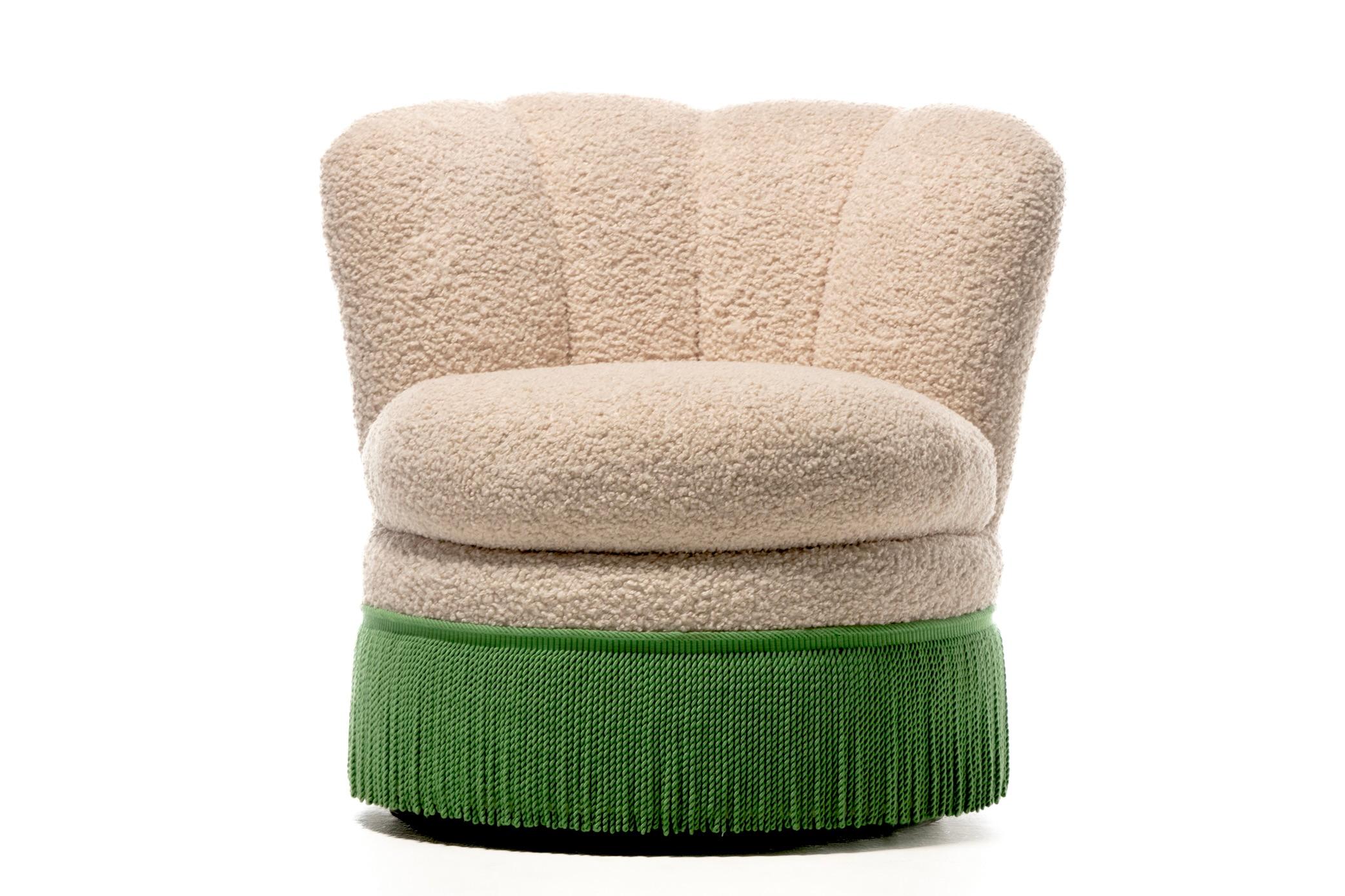 Paire de chaises pivotantes à franges festonnées de style Hollywood Regency Dorothy Draper en vente 1