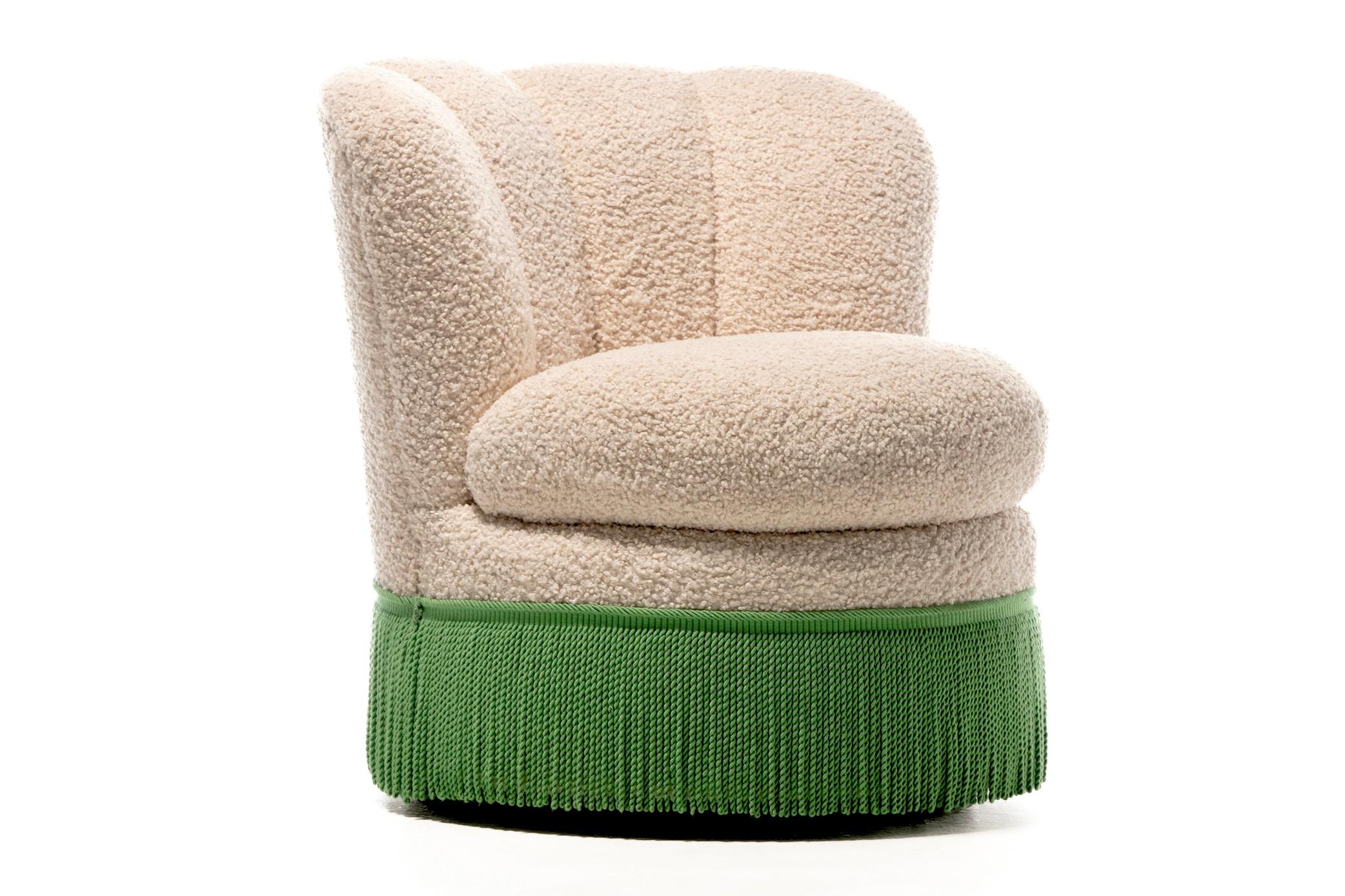 Paire de chaises pivotantes à franges festonnées de style Hollywood Regency Dorothy Draper en vente 2