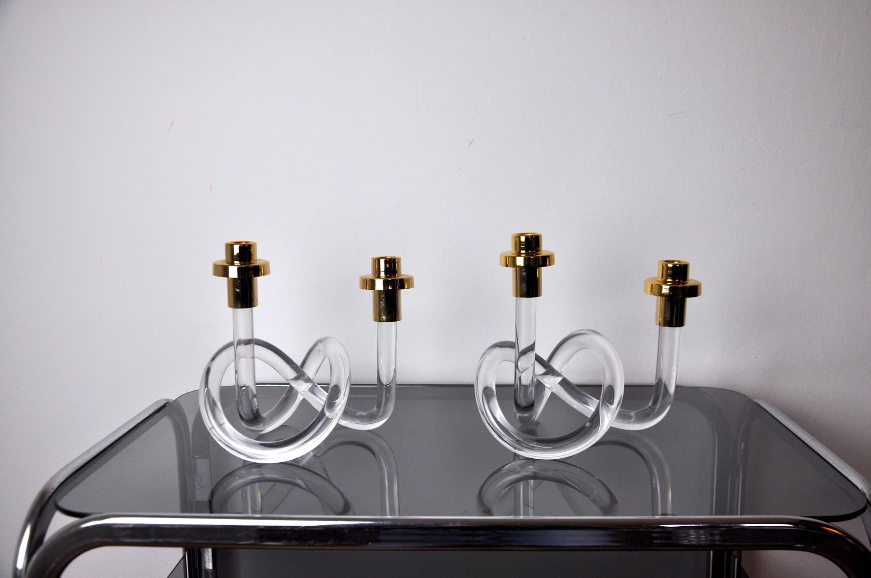 Pair of Lucite Dorothy Thorpe Candle Holders designed and produced in the 1970's. Pretzel shaped gold colored brass holder designed by Elaine Bscheider. Superb design and vintage object to decorate your interior. 

 
