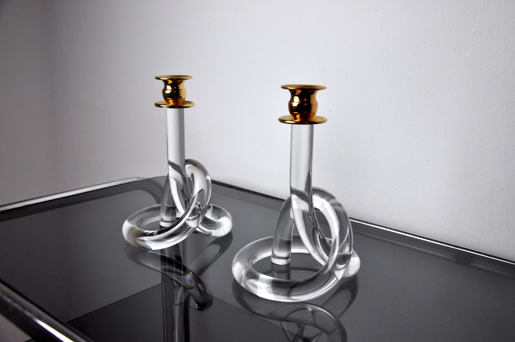 Pair of Lucite Dorothy Thorpe candle holders designed and produced in the 1970's. Pretzel shaped gold colored brass holder designed by Elaine Bscheider. Superb design and vintage object to decorate your interior. 

 
