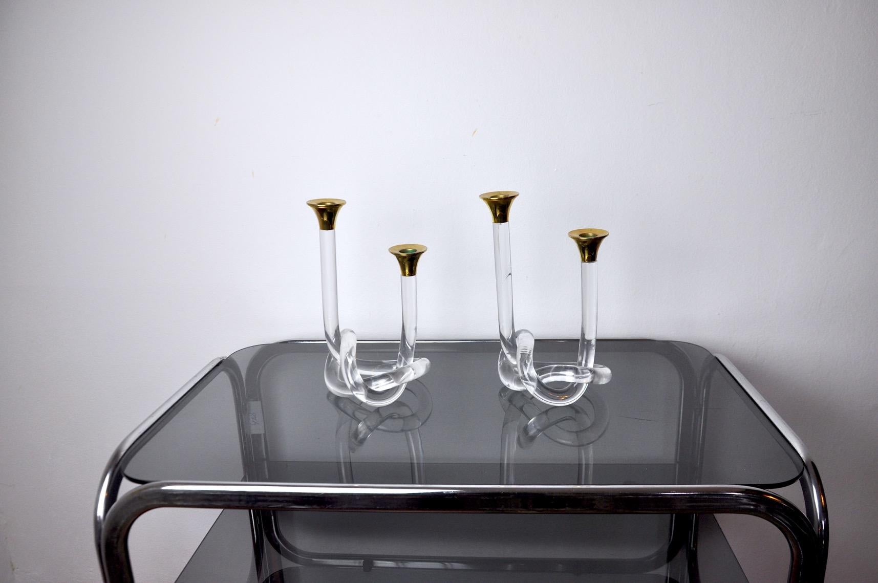 Bellissima coppia di portacandele in lucite Dorothy Thorpe, disegnata e prodotta negli anni '70. Portaoggetti in ottone color oro a forma di pretzel disegnato da Elaine Bscheider. Un design superbo e un oggetto vintage per decorare i tuoi interni.
