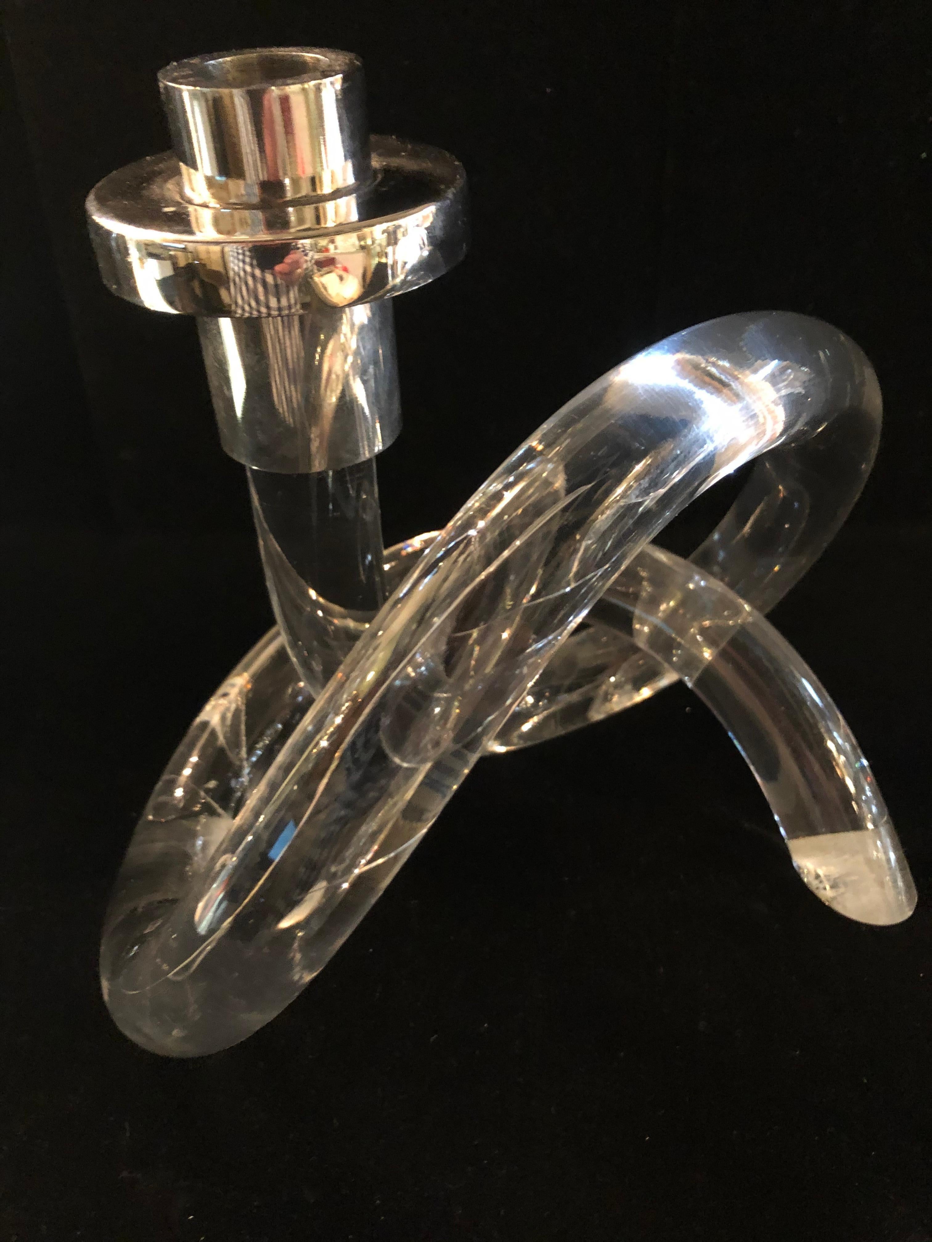 Paar Dorothy Thorpe-Kerzenständer aus Lucite mit Brezel aus Lucite 6