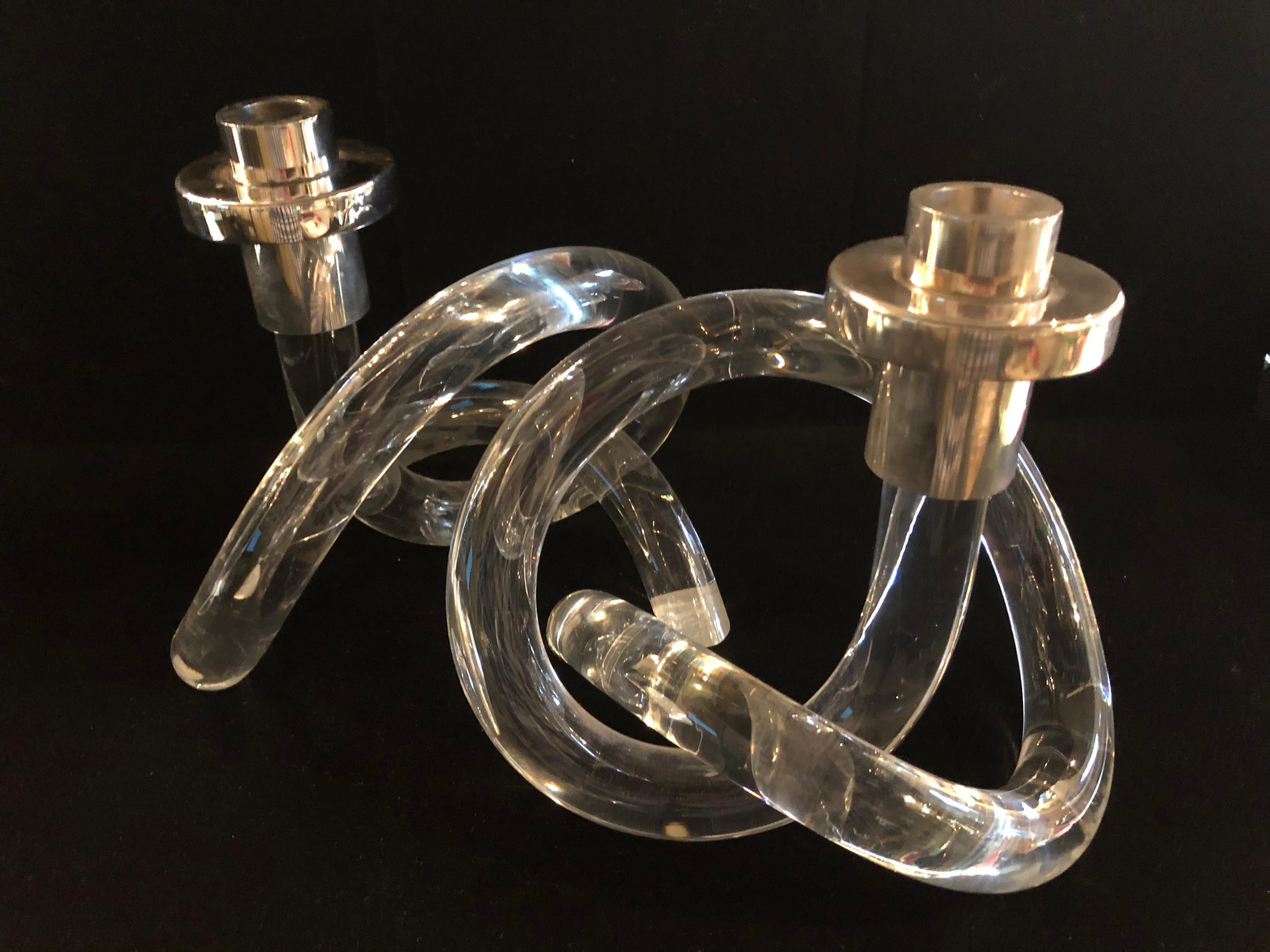 Paar Dorothy Thorpe-Kerzenständer aus Lucite mit Brezel aus Lucite (amerikanisch)