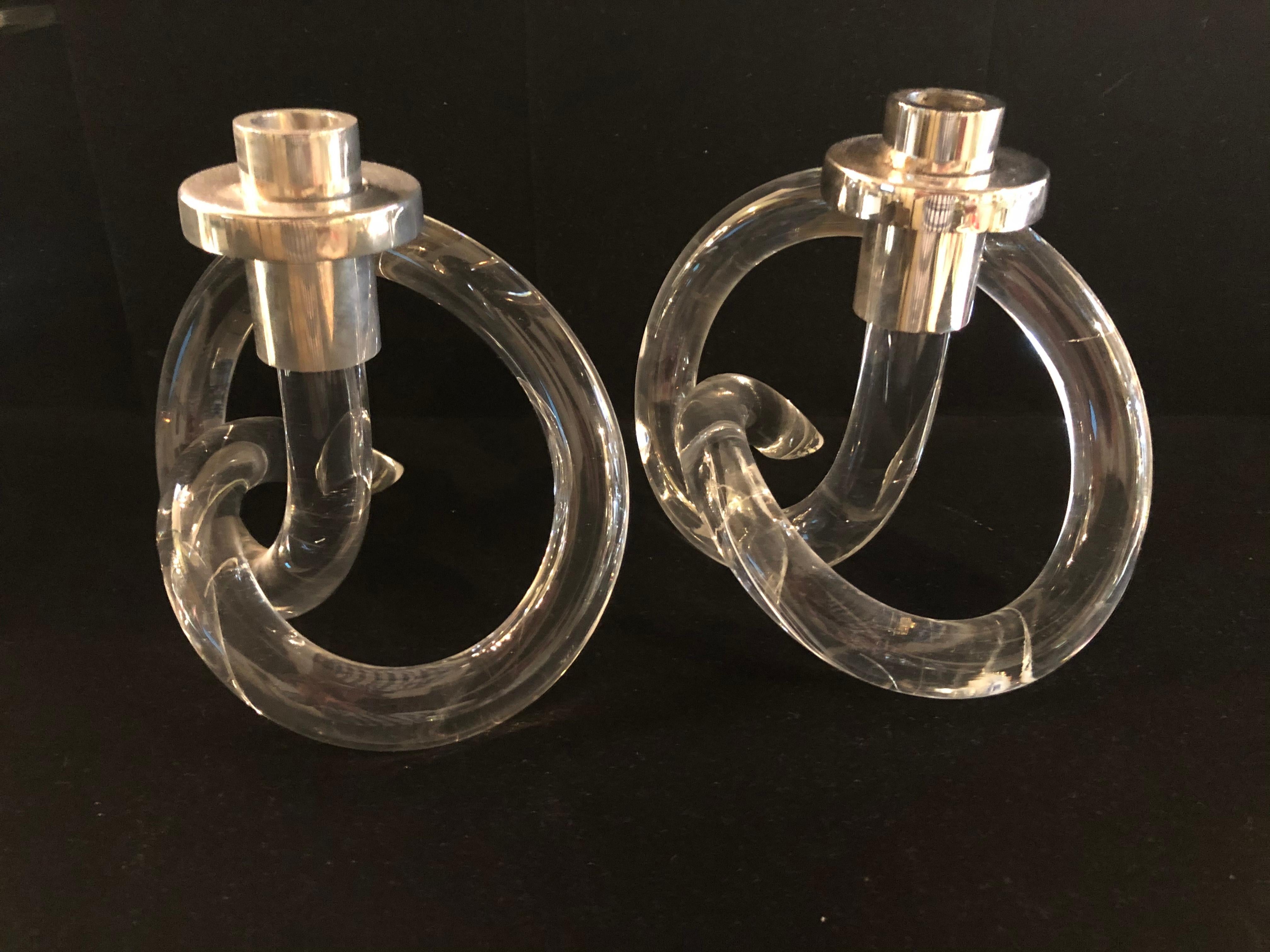 Paar Dorothy Thorpe-Kerzenständer aus Lucite mit Brezel aus Lucite (Geformt)