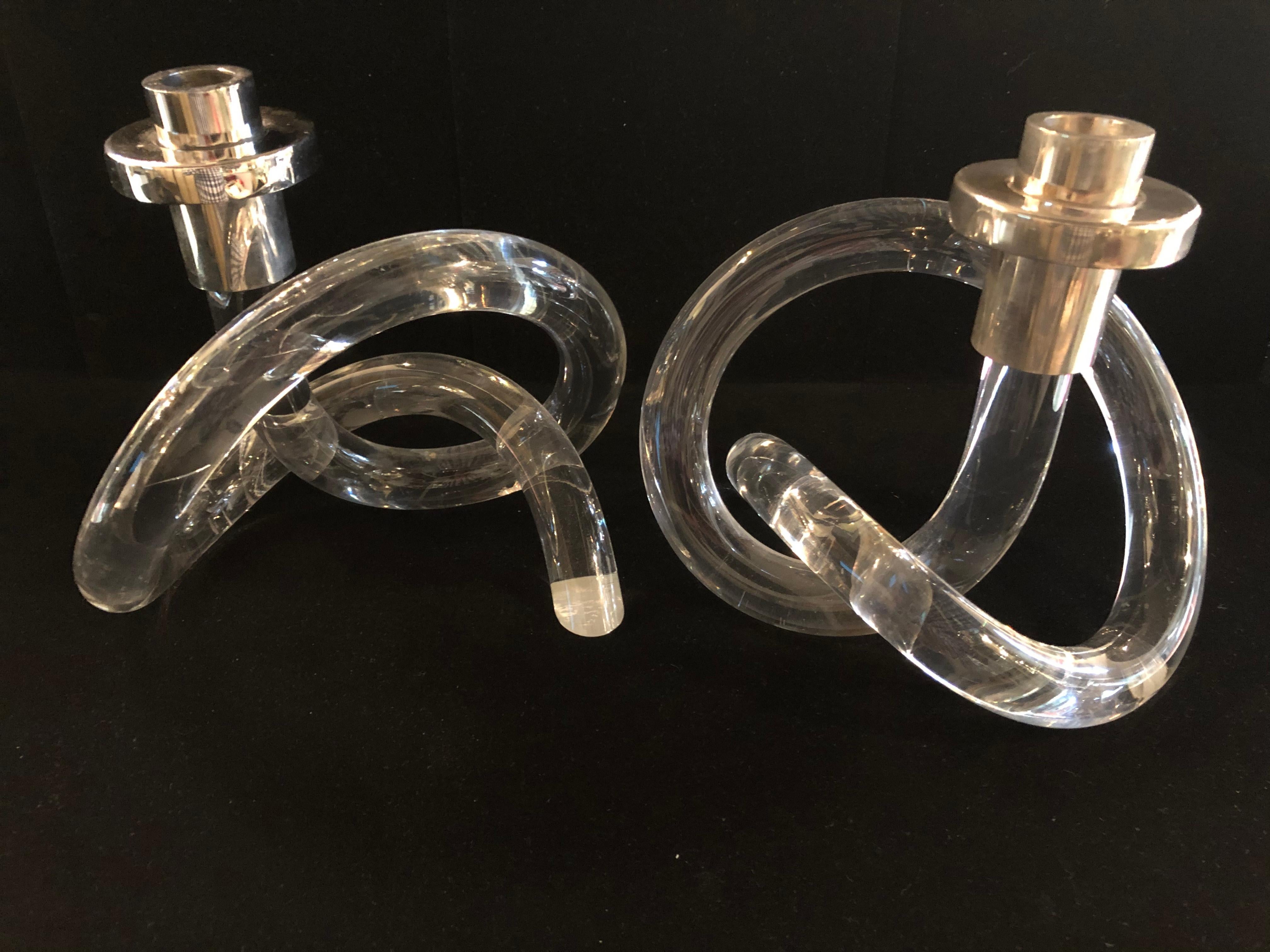 Paar Dorothy Thorpe-Kerzenständer aus Lucite mit Brezel aus Lucite (Chrom)