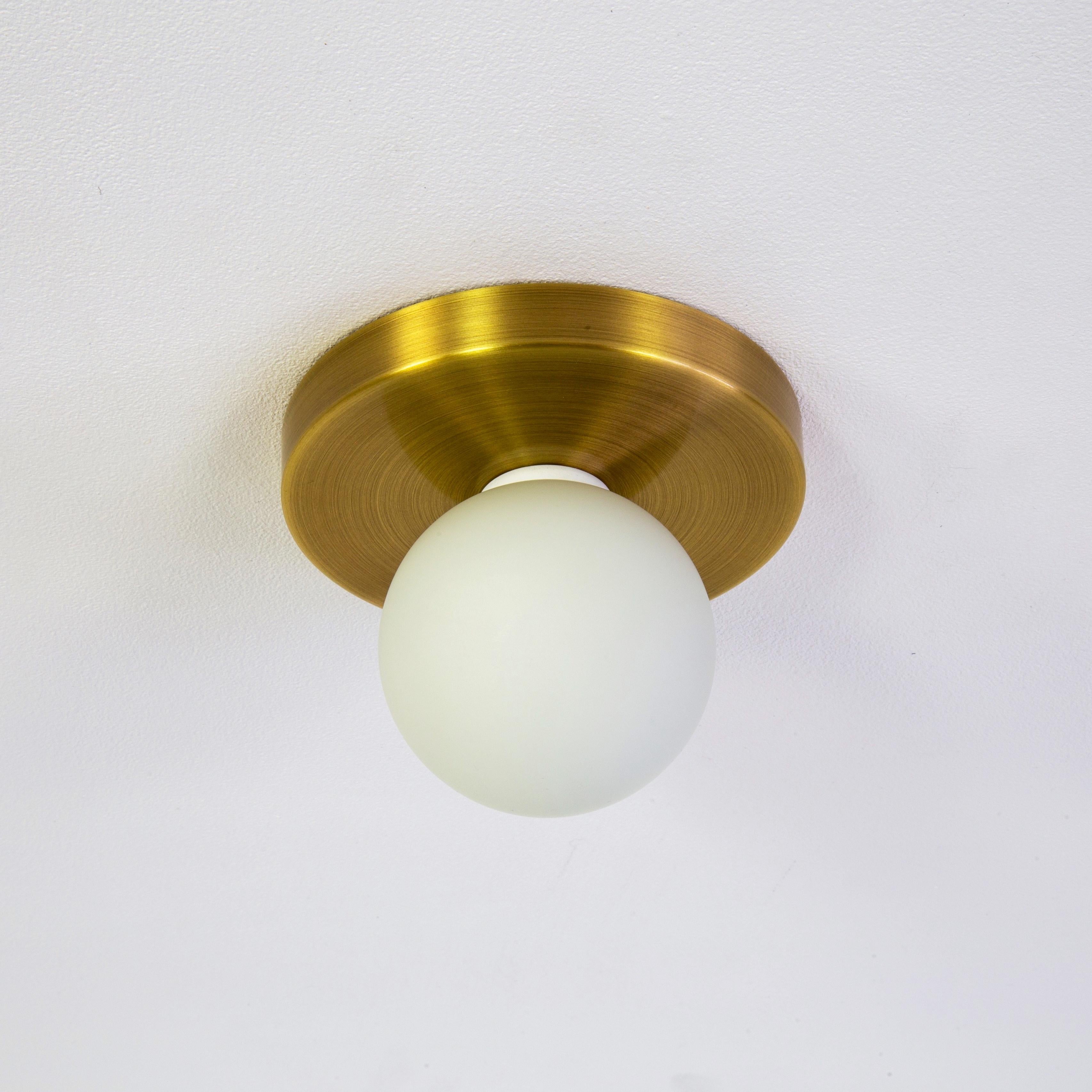 Dieses Angebot ist für 2x Globe Flush Mounts in gebürstetem Messing entworfen und hergestellt von Research.Lighting.

MATERIALIEN: Messing, Stahl & Glas
Ausführung: Gebürstetes Messing
Elektronik: 1x G9-Fassung, 1x 4,5-Watt-LED-Birne (im