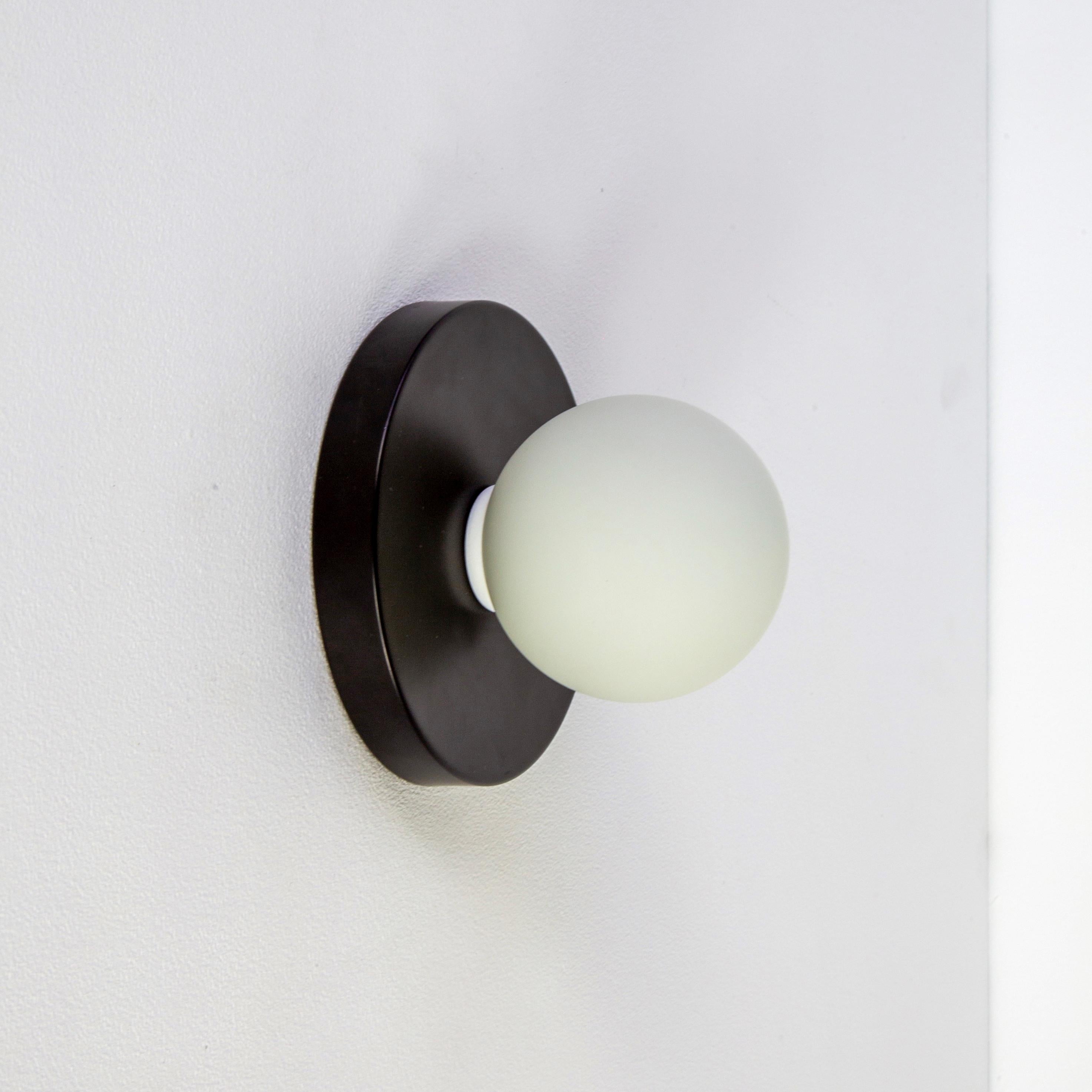 Paire d'appliques Globe par Research.Lighting, noires, en verre de 3 pouces, fabriquées sur commande Neuf - En vente à Brooklyn, NY