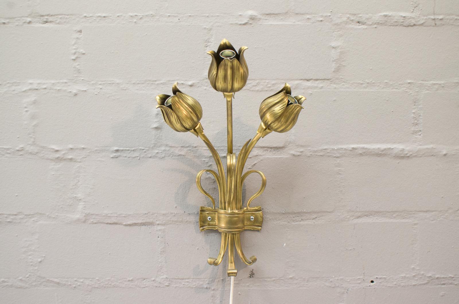 Paar Doppel-Wandleuchten aus massiver Bronze mit 3 Lichtern, Deutschland, 1970er Jahre (Messing) im Angebot