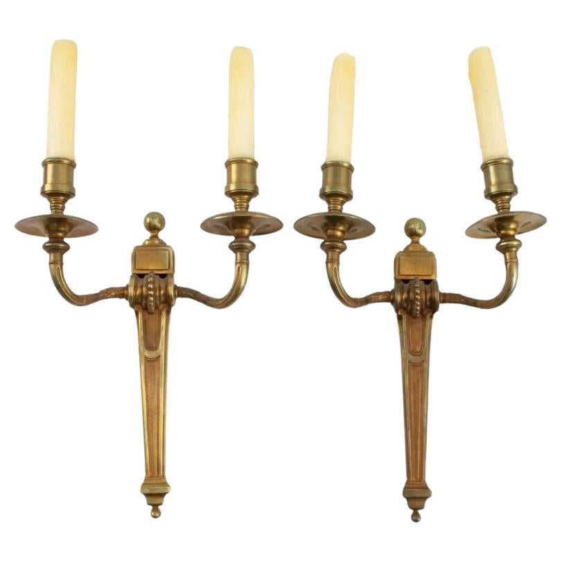 Paire d'appliques néoclassiques vintage à double bras en bronze doré en vente