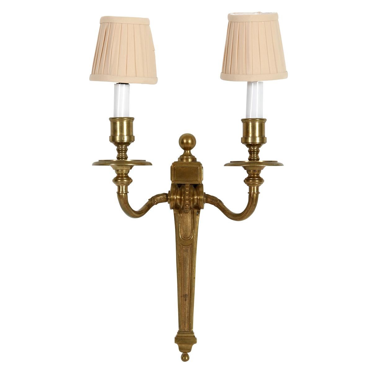 Pair of Double Arm Gilt Neoclassical Sconces Neoclásico en venta