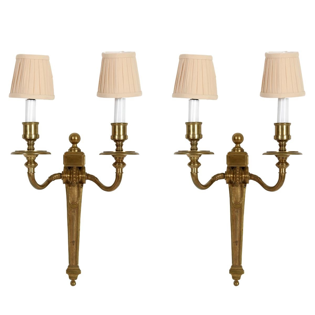 Pair of Double Arm Gilt Neoclassical Sconces en Bueno estado para la venta en Locust Valley, NY