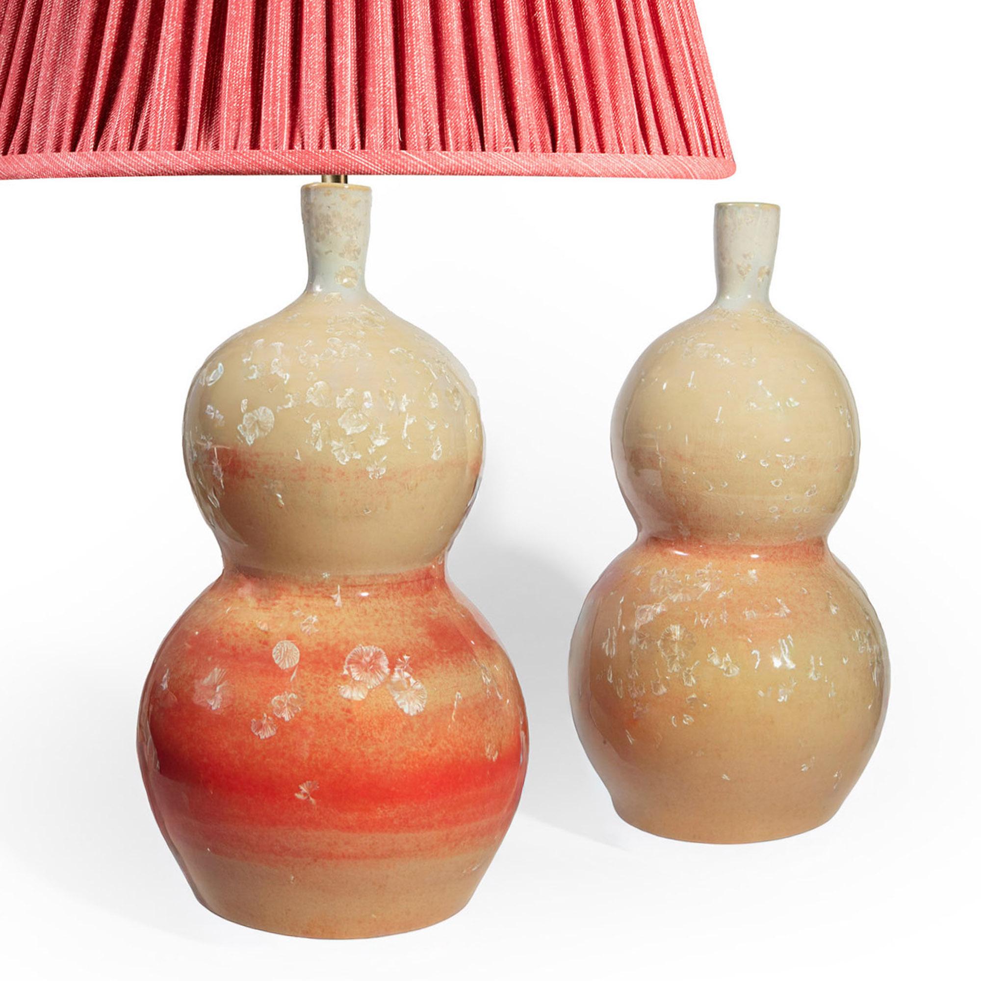 Une paire élégante de vases en céramique en forme de double gourde, aujourd'hui adaptés comme lampes de table, présentant la beauté rare et séduisante des glaçures cristallines. La silhouette arrondie, avec son col doucement effilé et ses