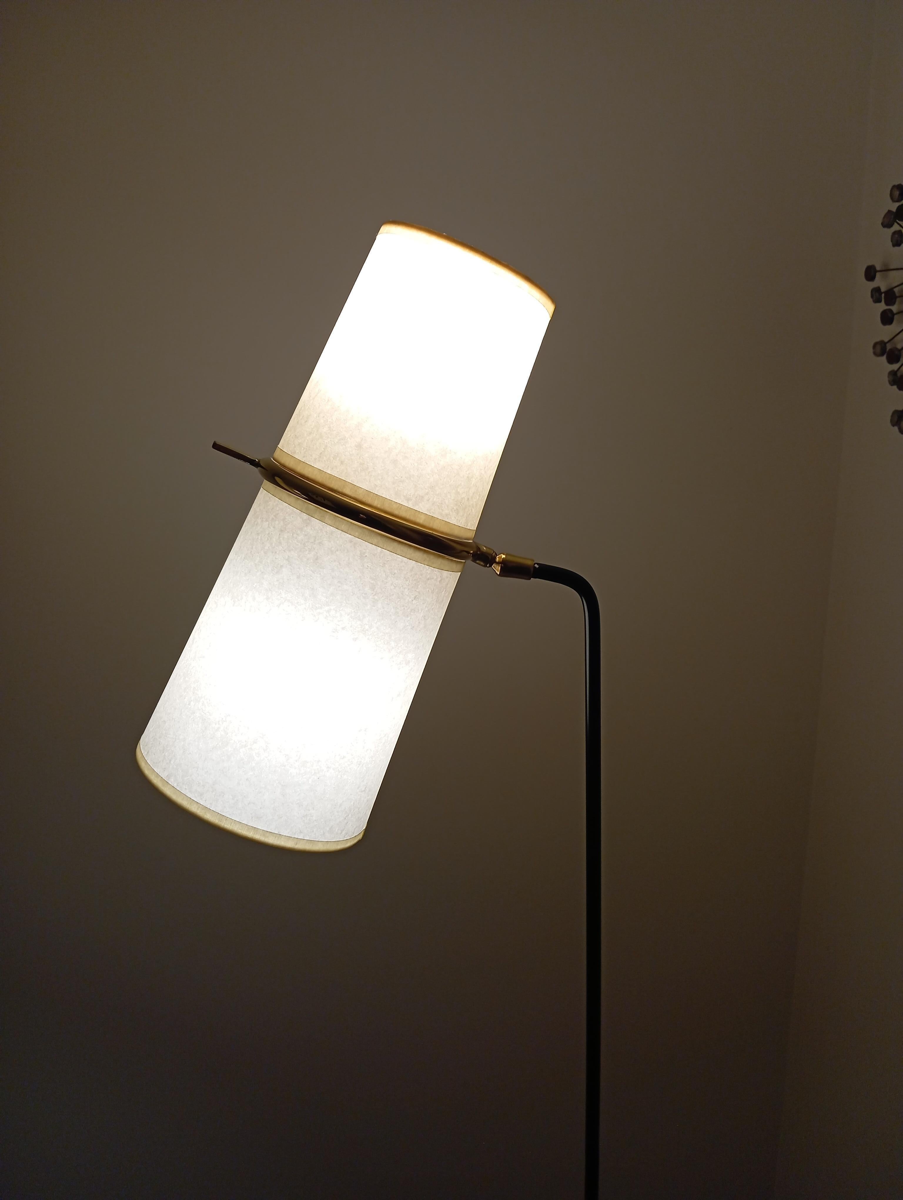 Paire de lampadaires en métal laqué noir et laiton ;
comprenant une base circulaire en métal laqué noir, à laquelle est attaché un bras en métal laqué noir, se terminant par un support en laiton soutenant deux abat-jour légèrement coniques.
Double