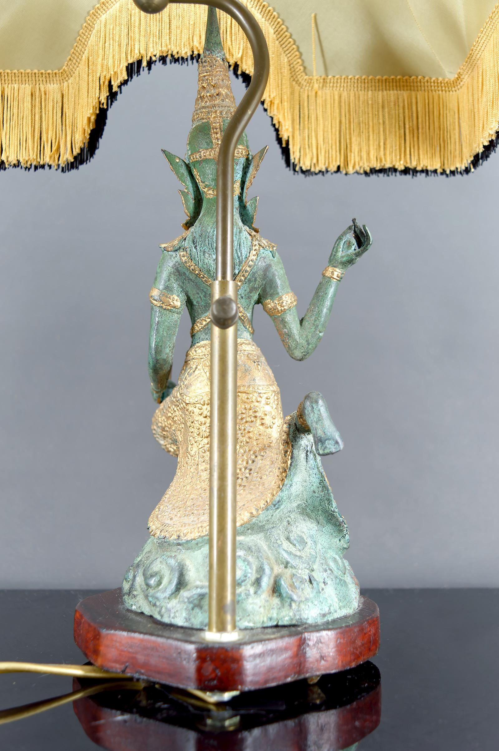 Pareja de lámparas de bronce patinado doble, Tailandia, circa 1970 en venta 11
