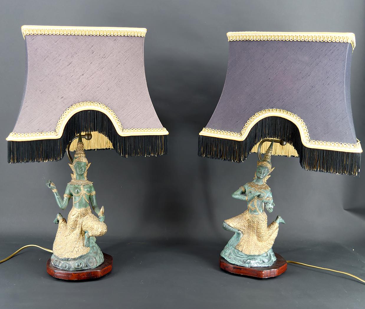 Pareja de lámparas de bronce patinado doble, Tailandia, circa 1970

Un elegante par de esculturas tailandesas de bronce de los años 70, convertidas en lámparas. 
Sus llamativas siluetas se distinguen por una doble pátina verde y dorada, que crea un