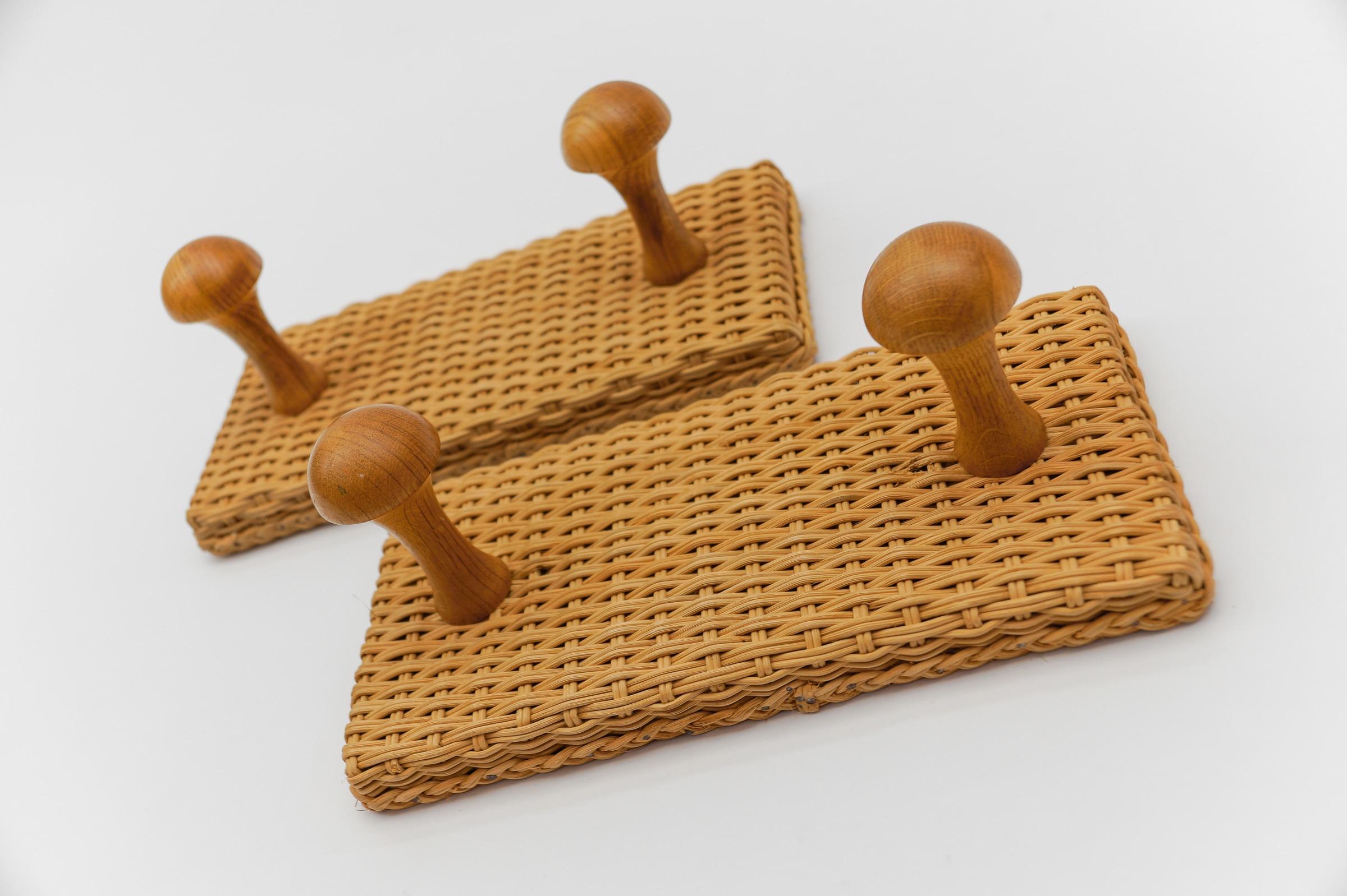 Pair of Double Scandinavian Wall Mounted Coat Hooks in Rattan and Wood, 1960s

Stunning coat hooks for individual attachment to the wall. 

Extremely rare and very very decorative.