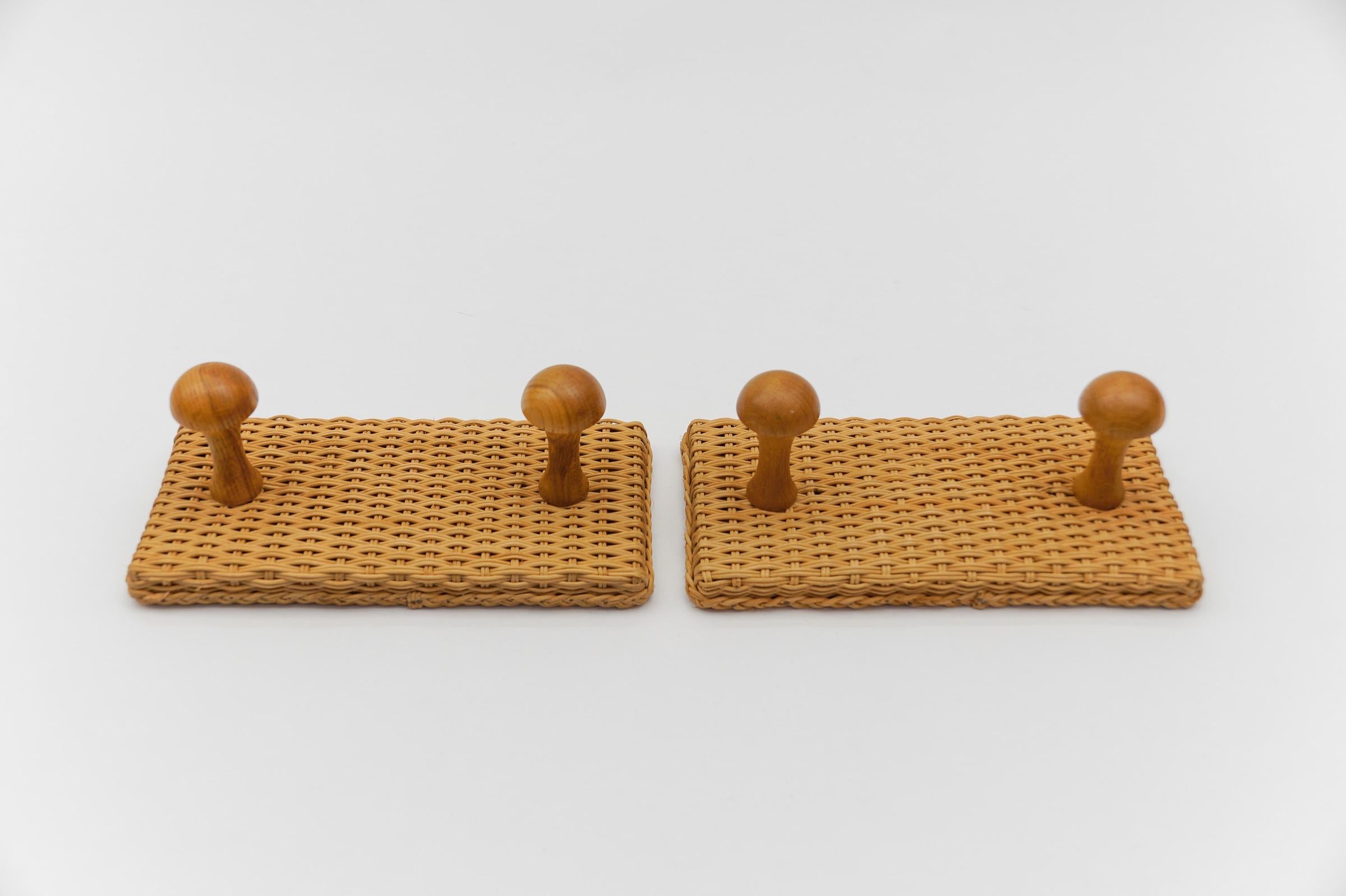 Mid-Century Modern Pair of Double Scandinavian Wall Mounted Coat Hooks in Rattan and Wood, 1960s For Sale