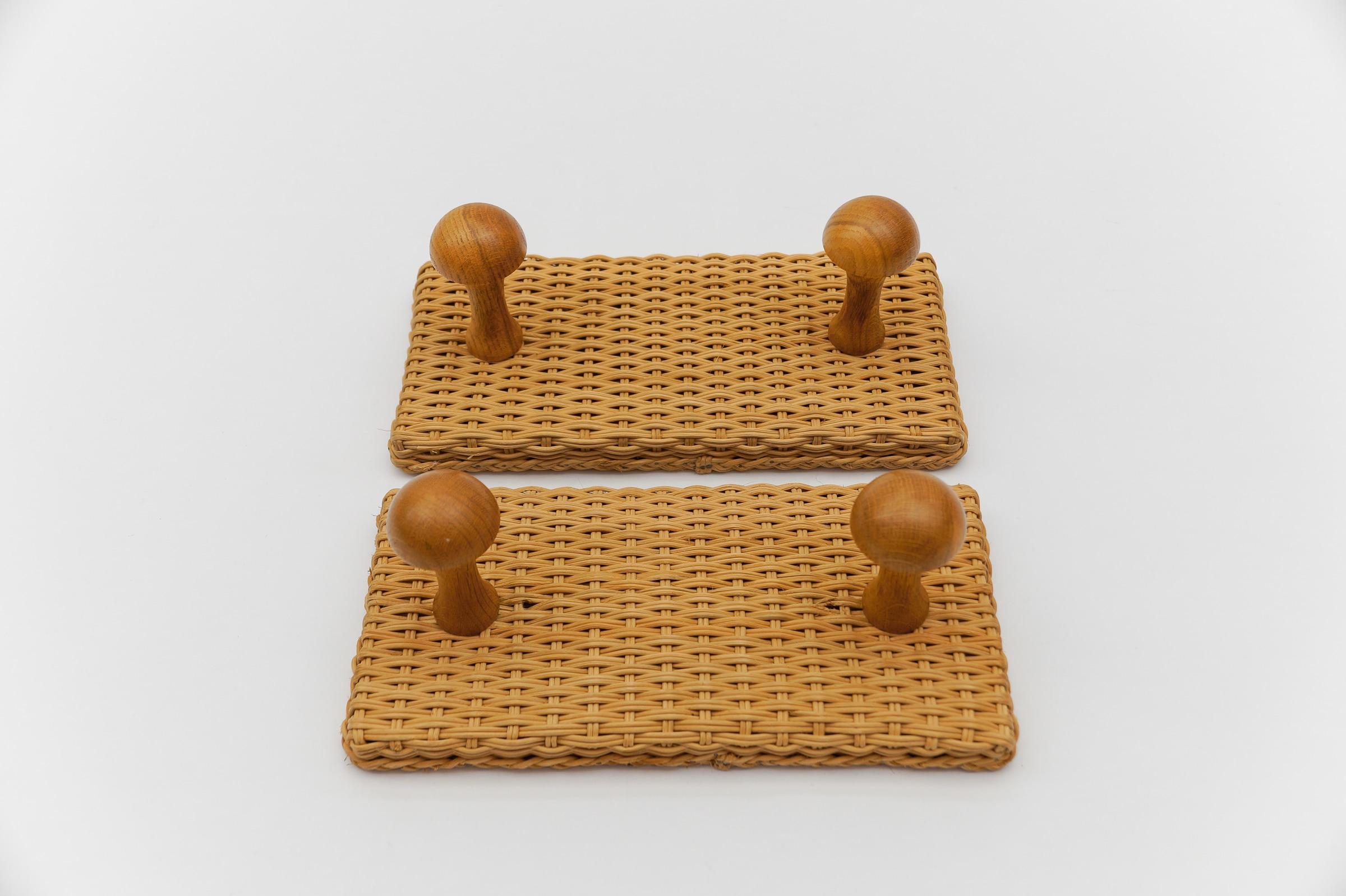 Pair of Double Scandinavian Wall Mounted Coat Hooks in Rattan and Wood, 1960s In Good Condition For Sale In Nürnberg, Bayern
