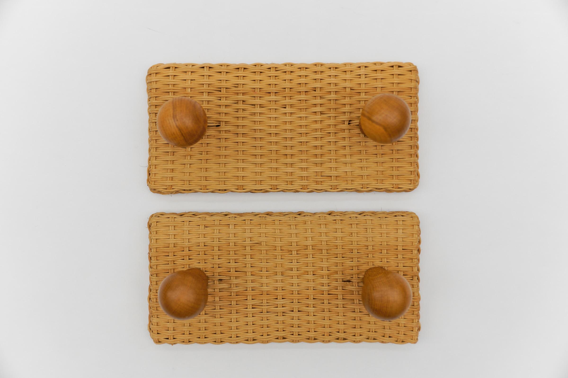 Mid-20th Century Pair of Double Scandinavian Wall Mounted Coat Hooks in Rattan and Wood, 1960s For Sale