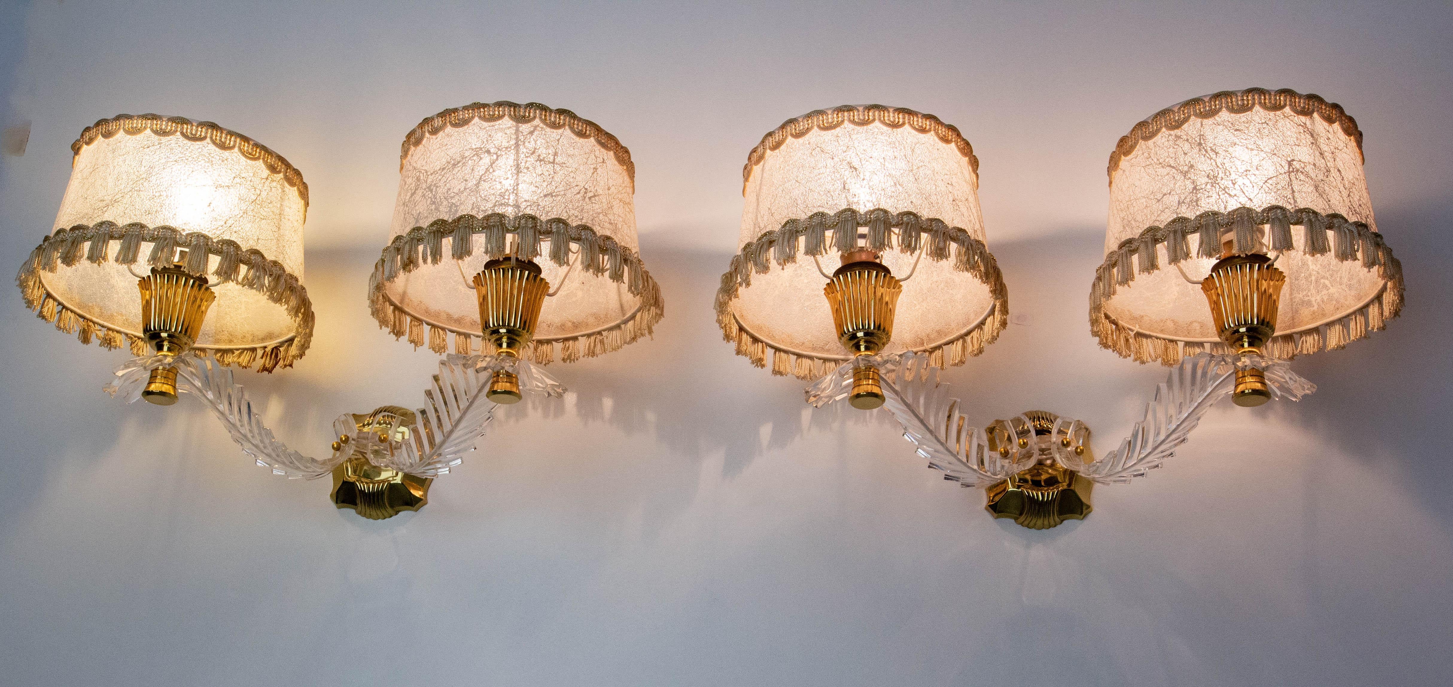 Par de apliques dobles de pared franceses
Latón y resina transparente
Las pantallas son las originales y están en muy buen estado, al igual que el conjunto de los apliques.

Fabricado hacia 1960

Los soportes utilizados como agarraderas se han