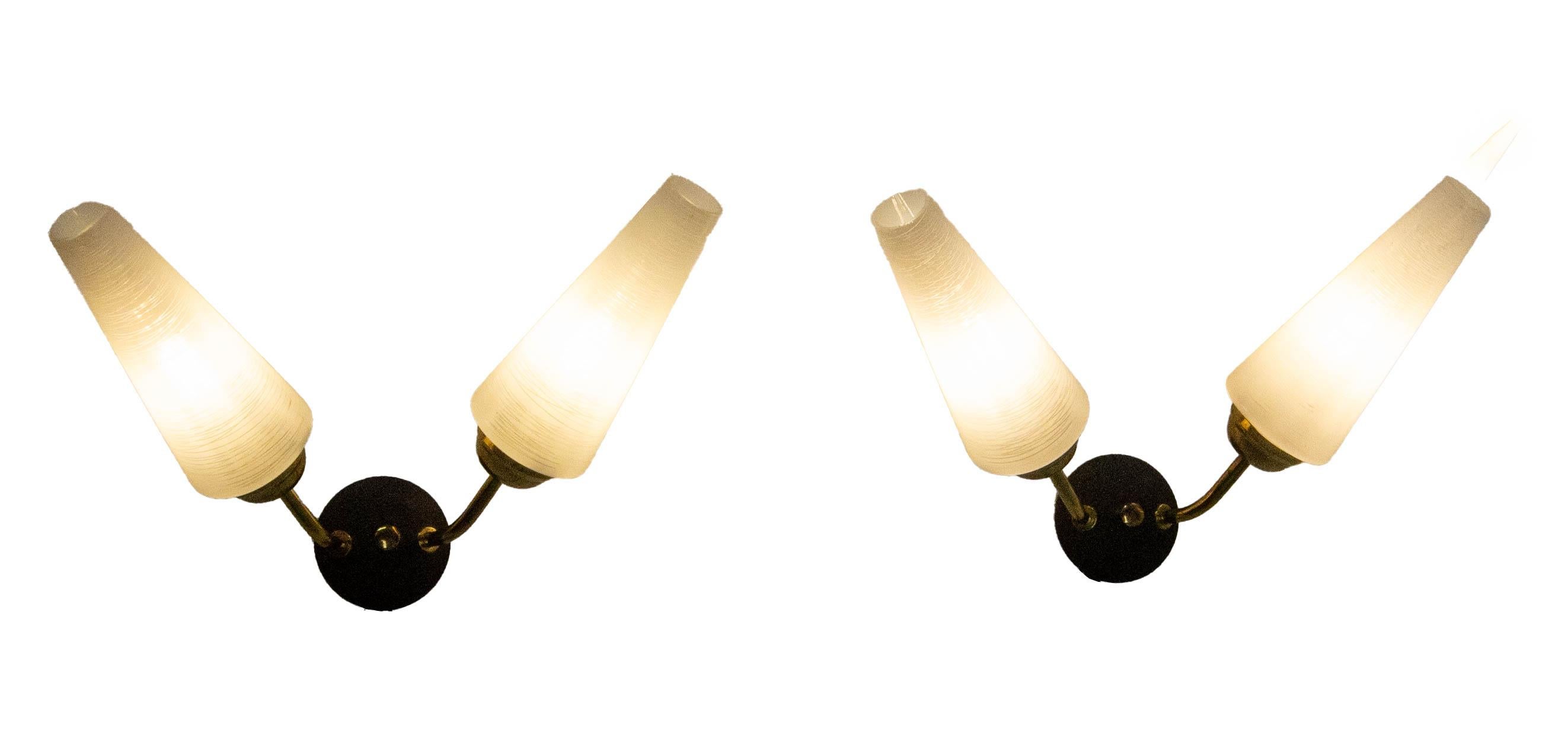 Paar doppelte Wandleuchter Glas Schwarz & Gold Metall Arlus Stil um 1960 Frankreich (Moderne der Mitte des Jahrhunderts) im Angebot