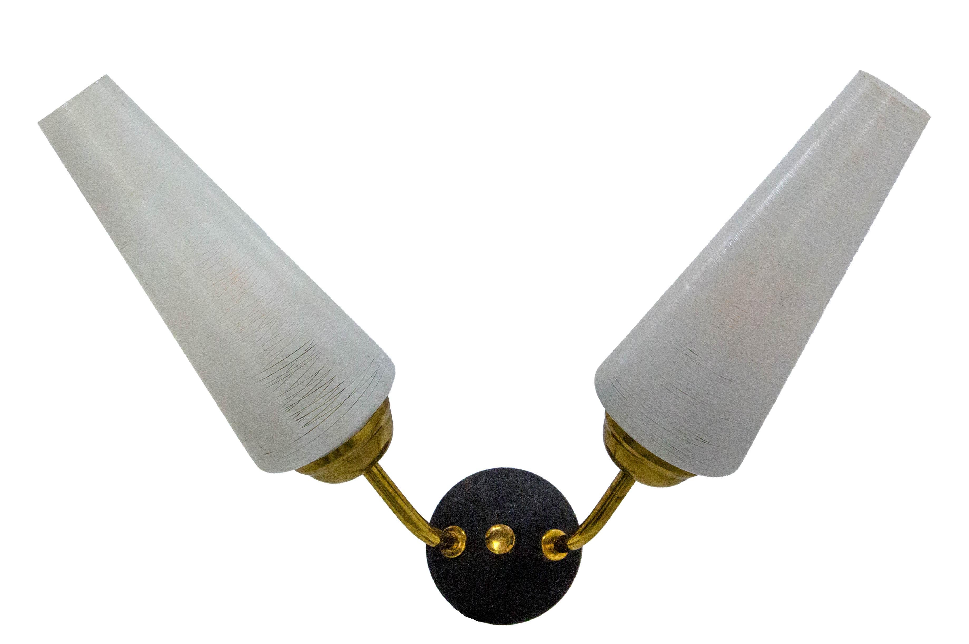 Paar doppelte Wandleuchter Glas Schwarz & Gold Metall Arlus Stil um 1960 Frankreich (Französisch) im Angebot