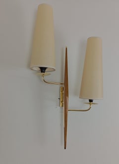 Coppia di appliques doppie in ottone e legno di teak, Maison Lunel circa 1950