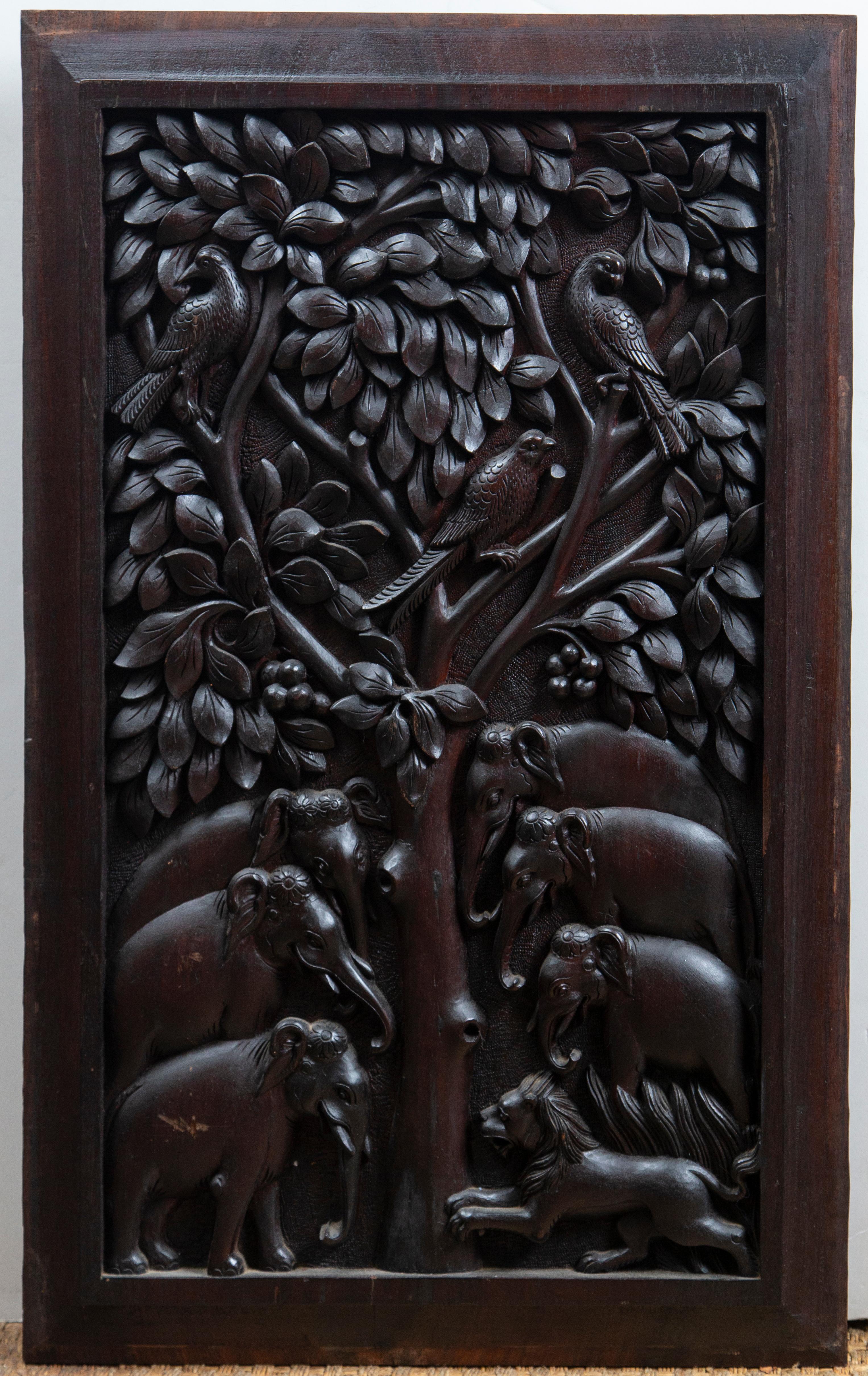 20ième siècle Paire de panneaux double face en bois sculpté d'Inde du Sud en vente