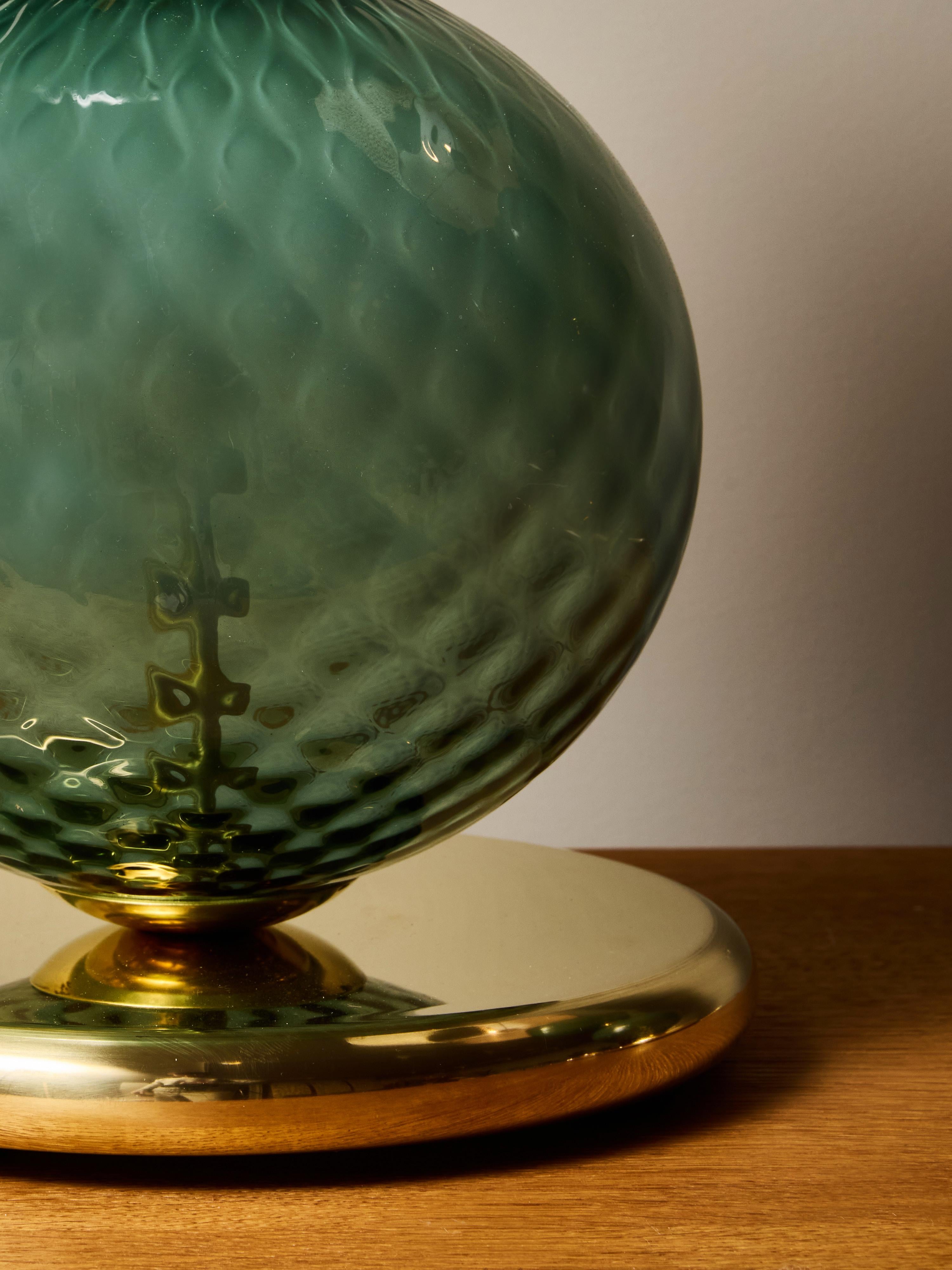 Pareja de Lámparas de Mesa de Doble Esfera de Cristal Verde Texturado y Latón Pulido en venta 4