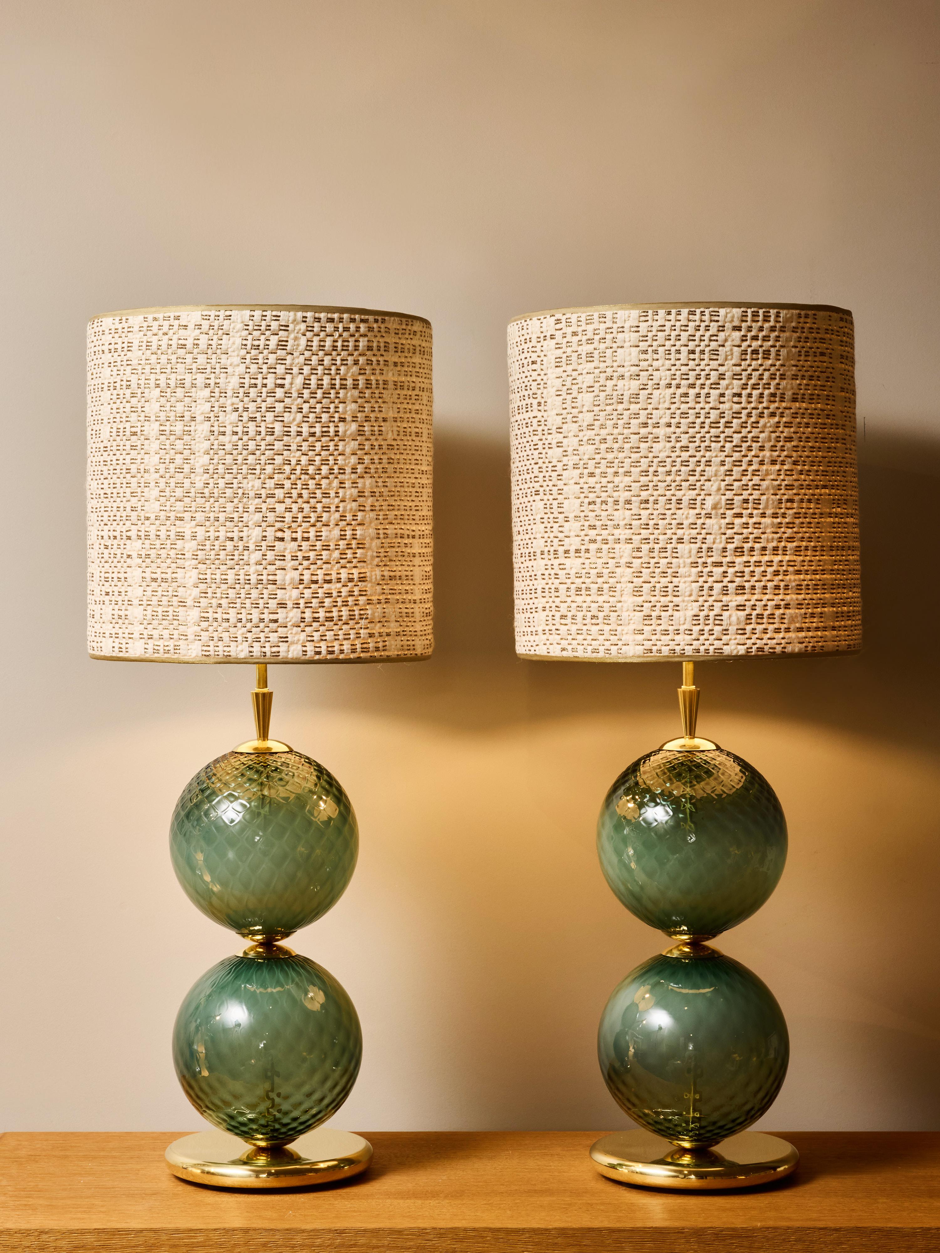 Pareja de Lámparas de Mesa de Doble Esfera de Cristal Verde Texturado y Latón Pulido Moderno de mediados de siglo en venta