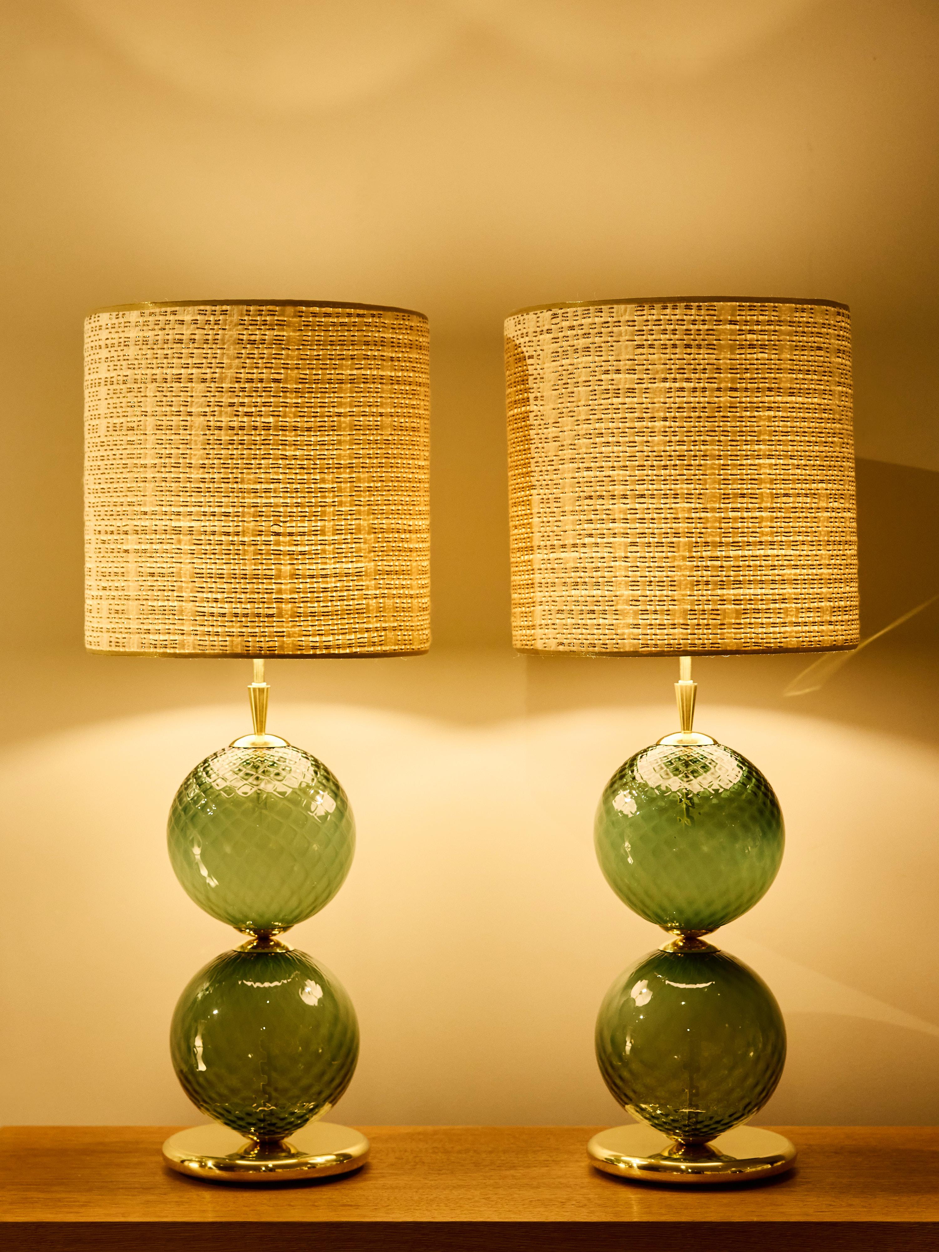 Pareja de Lámparas de Mesa de Doble Esfera de Cristal Verde Texturado y Latón Pulido Italiano en venta