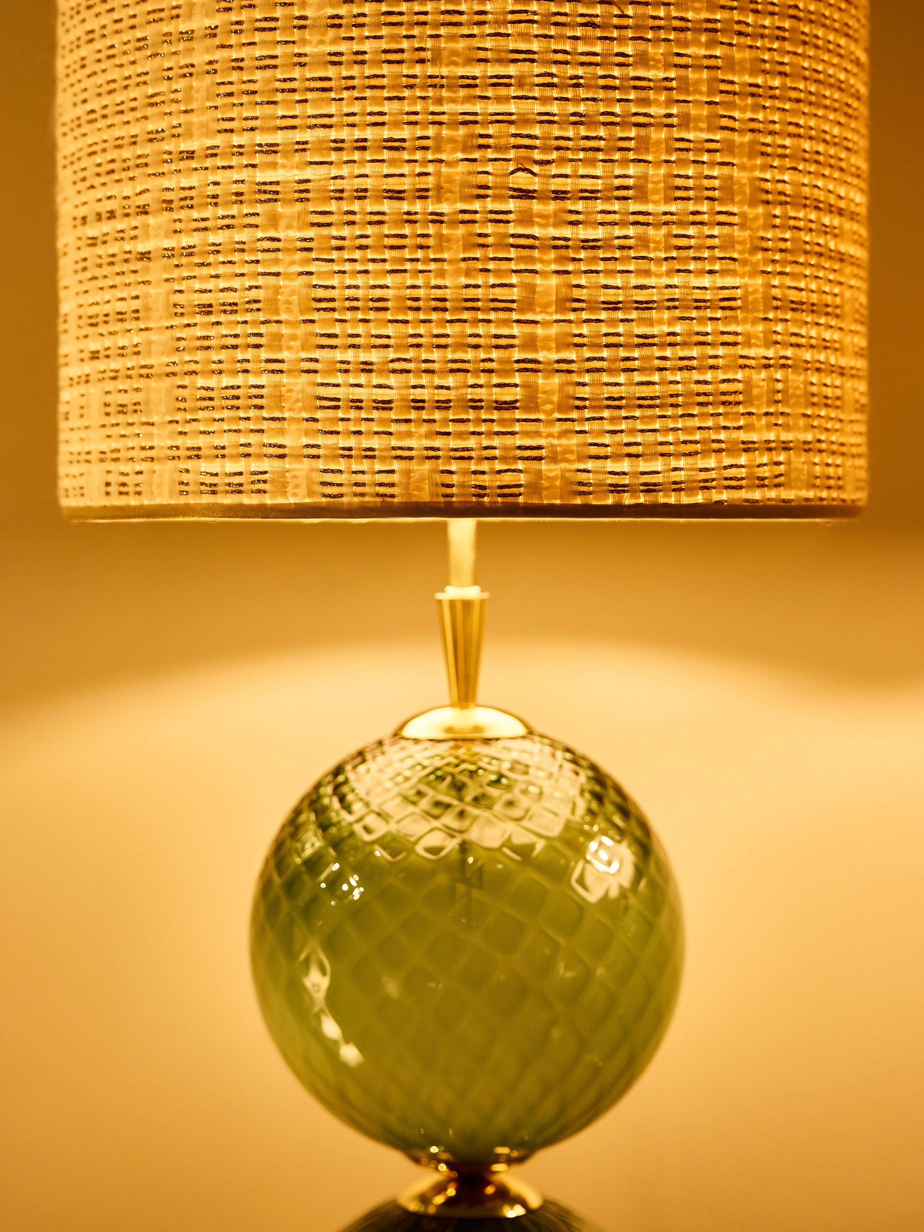 Pareja de Lámparas de Mesa de Doble Esfera de Cristal Verde Texturado y Latón Pulido en Nuevo estado para la venta en Saint-Ouen, IDF