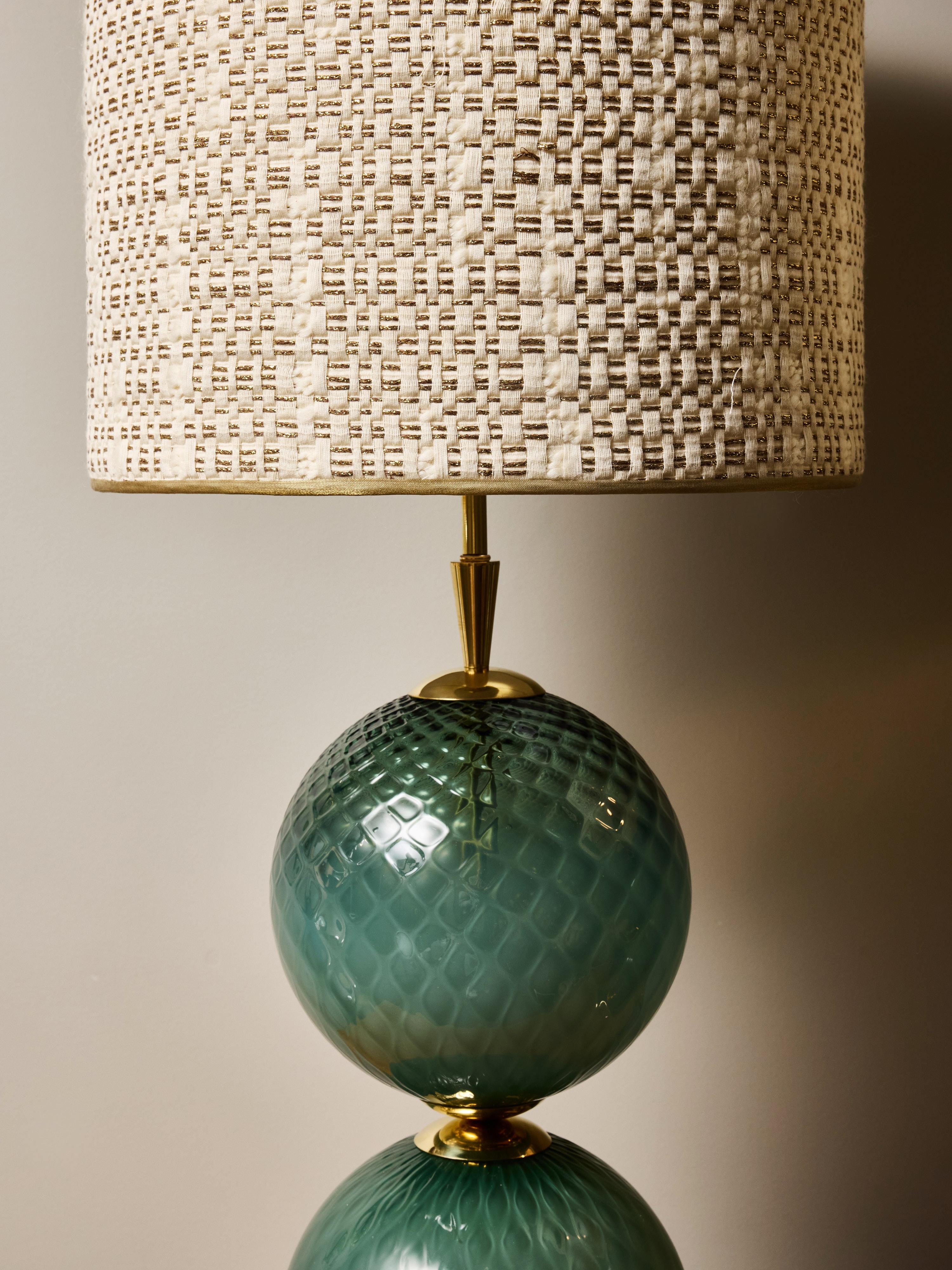 Pareja de Lámparas de Mesa de Doble Esfera de Cristal Verde Texturado y Latón Pulido Siglo XXI y contemporáneo en venta