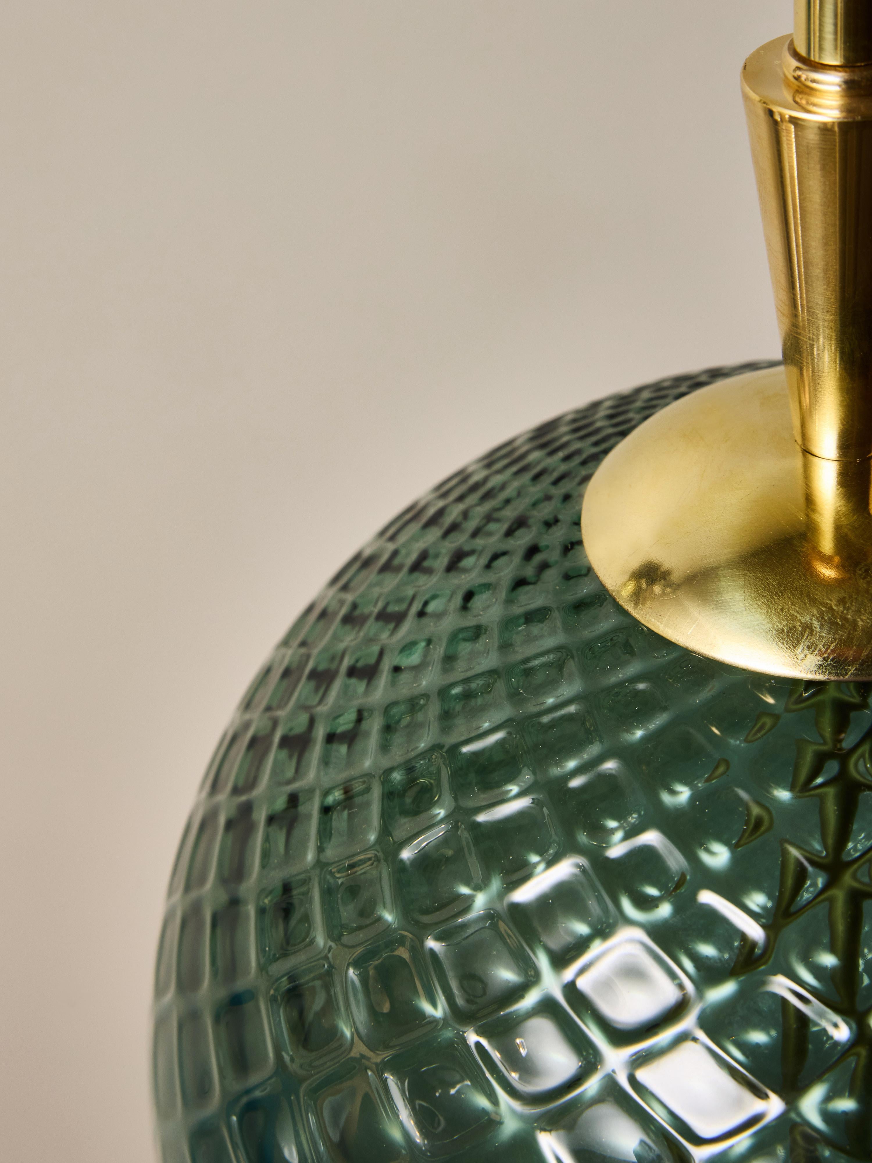 Pareja de Lámparas de Mesa de Doble Esfera de Cristal Verde Texturado y Latón Pulido en venta 1