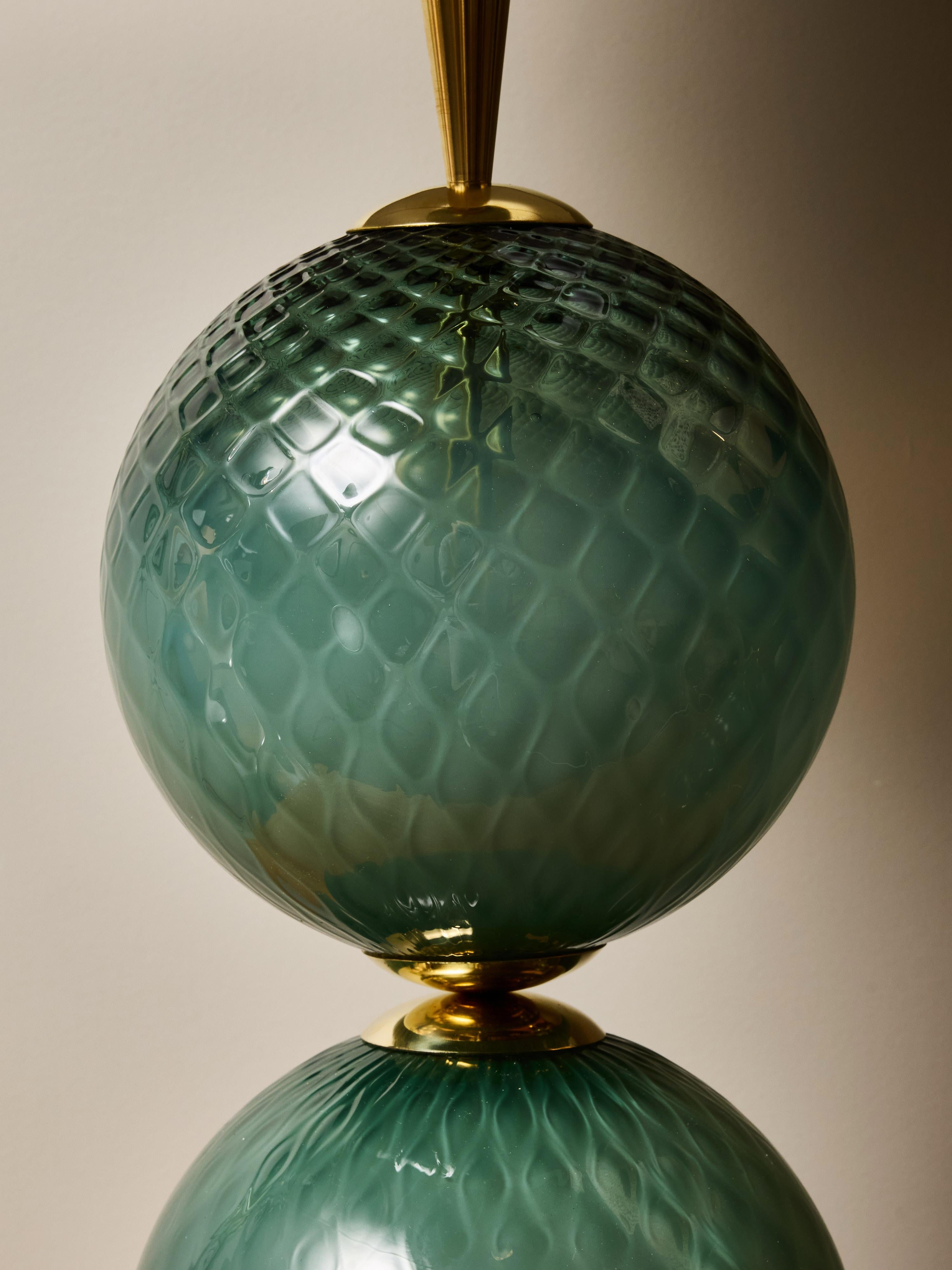 Pareja de Lámparas de Mesa de Doble Esfera de Cristal Verde Texturado y Latón Pulido en venta 2