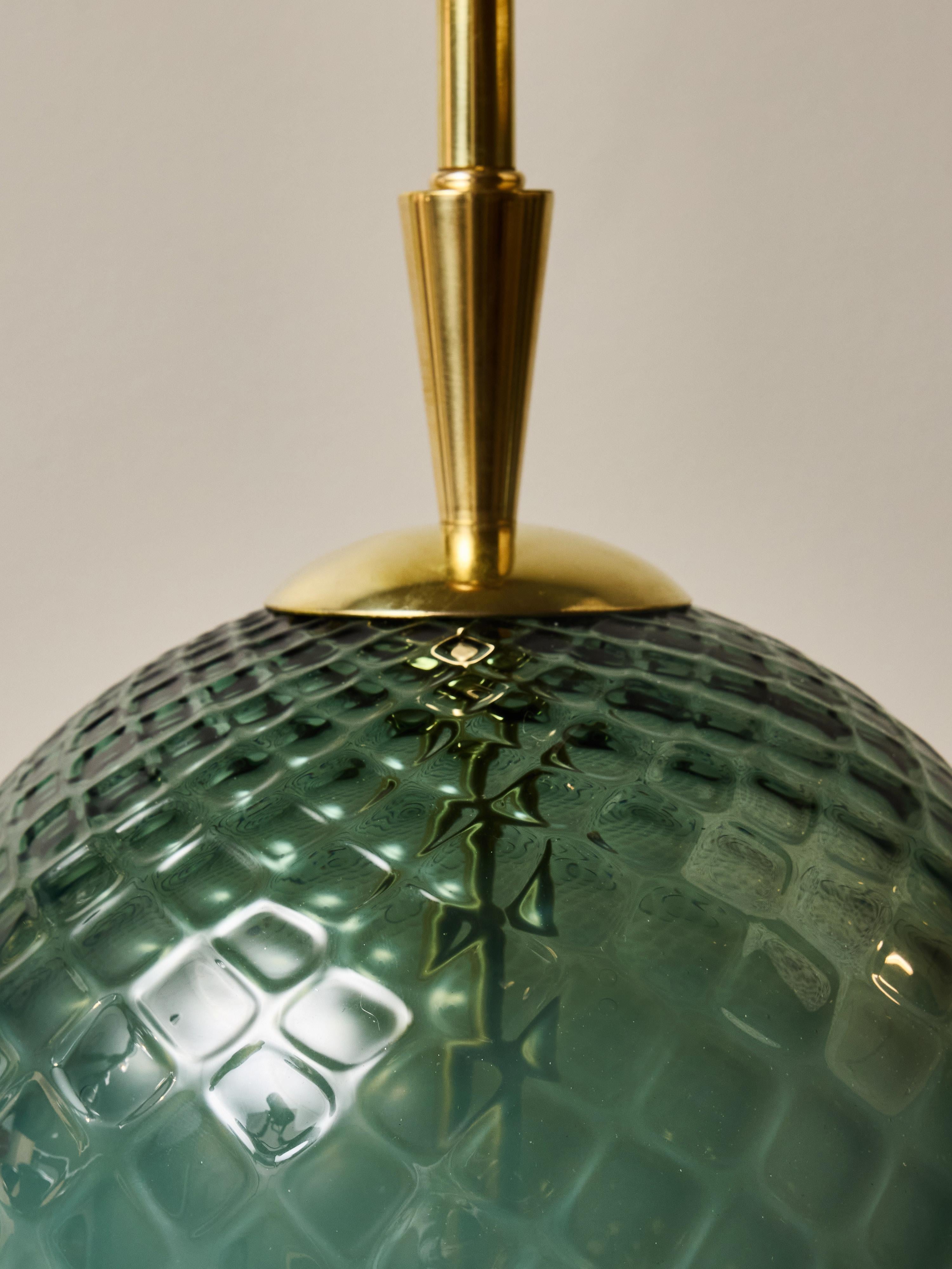 Pareja de Lámparas de Mesa de Doble Esfera de Cristal Verde Texturado y Latón Pulido en venta 3