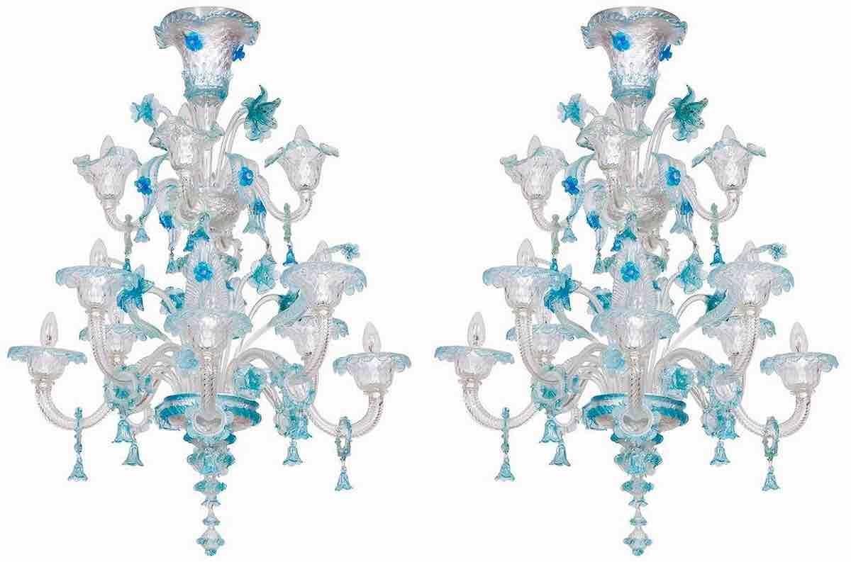 Pareja de candelabros dobles de cristal de Murano con vivos motivos florales azules de 1990 Italia.
Ver artículo de referencia: LU1051616650082.
La descripción se refiere al par de lámparas de araña. 
Una majestuosa araña de cristal de Murano de dos